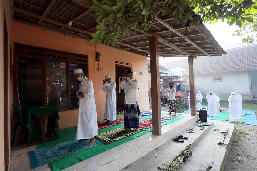 Warga Menggelar Salat Idul Adha 1442 H di Teras Rumah 