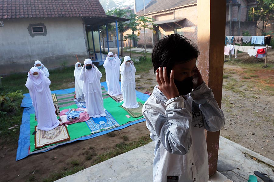 Warga Menggelar Salat Idul Adha 1442 H di Teras Rumah 