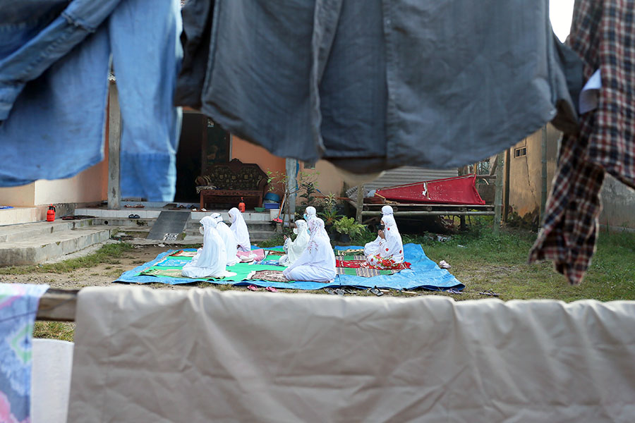 Warga Menggelar Salat Idul Adha 1442 H di Teras Rumah 