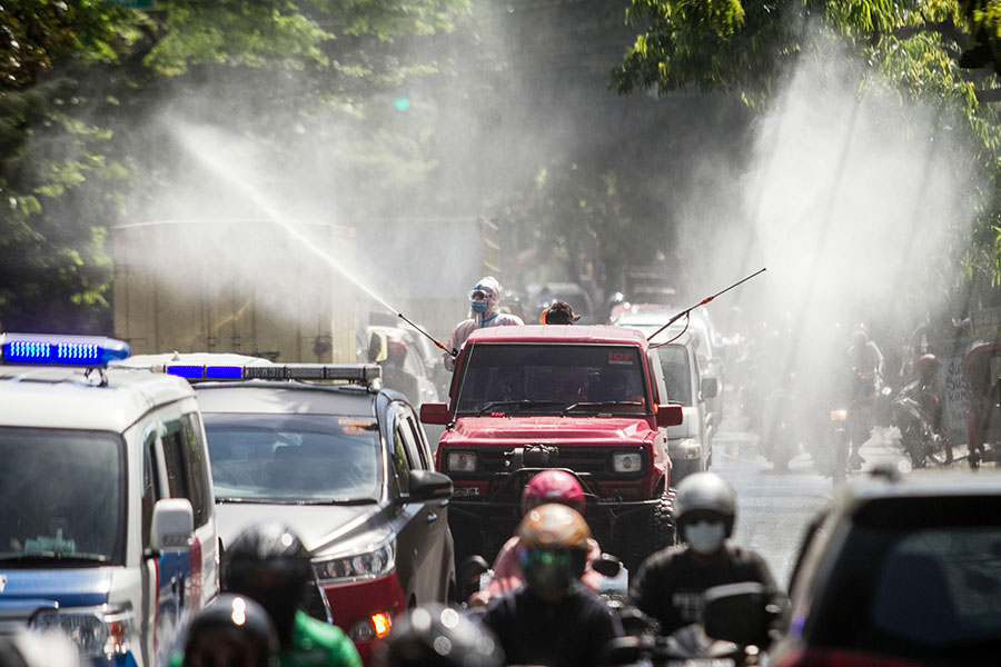 Penyemprotan Disinfektan di Jalan-Jalan Kota Solo 