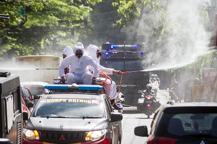 Penyemprotan Disinfektan di Jalan-Jalan Kota Solo 