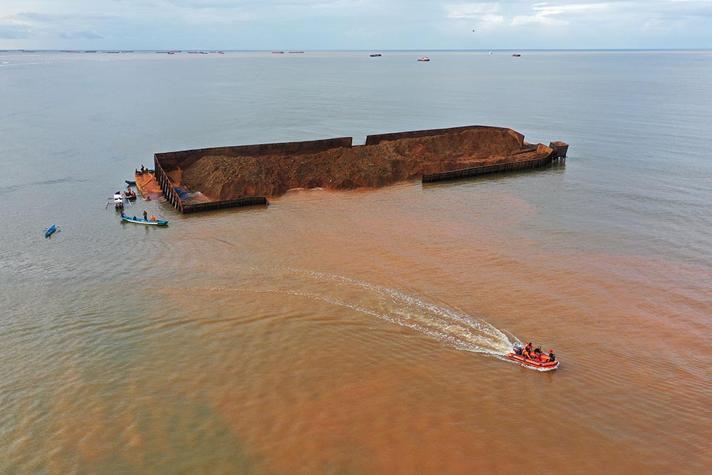 Tongkang Pemuat Nikel Terdampar