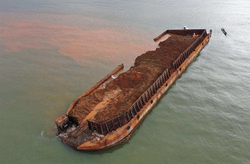 Tongkang Pemuat Nikel Terdampar