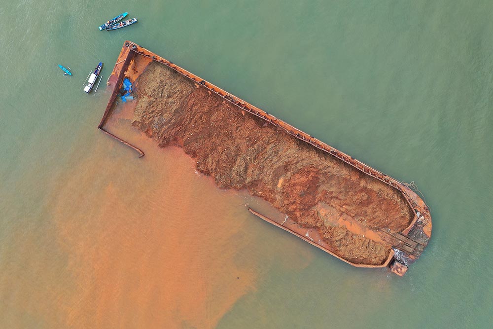 Tongkang Pemuat Nikel Terdampar