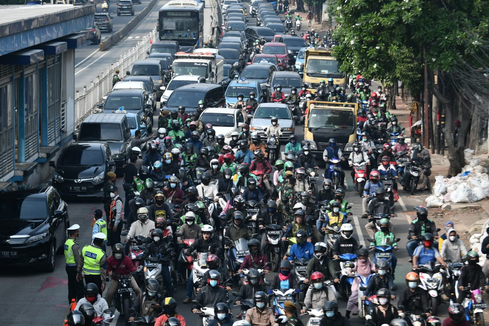 Antrean Kendaraan Pemeriksaan Surat Tanda Registrasi Pekerja 