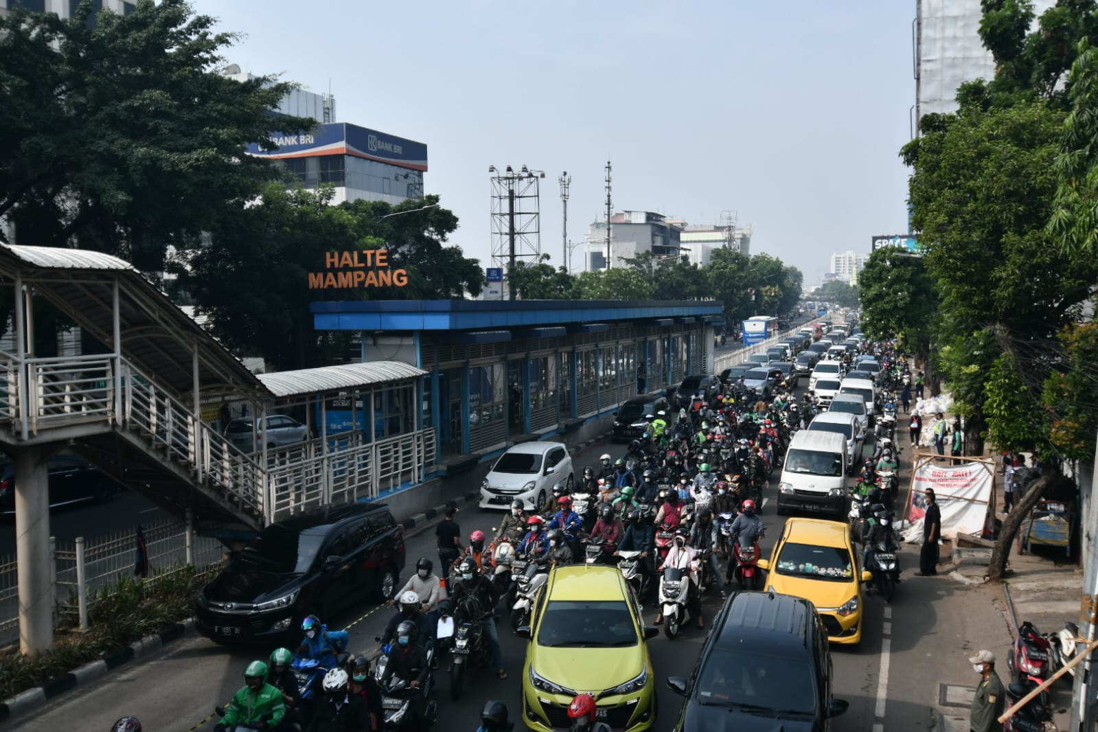 Antrean Kendaraan Pemeriksaan Surat Tanda Registrasi Pekerja 