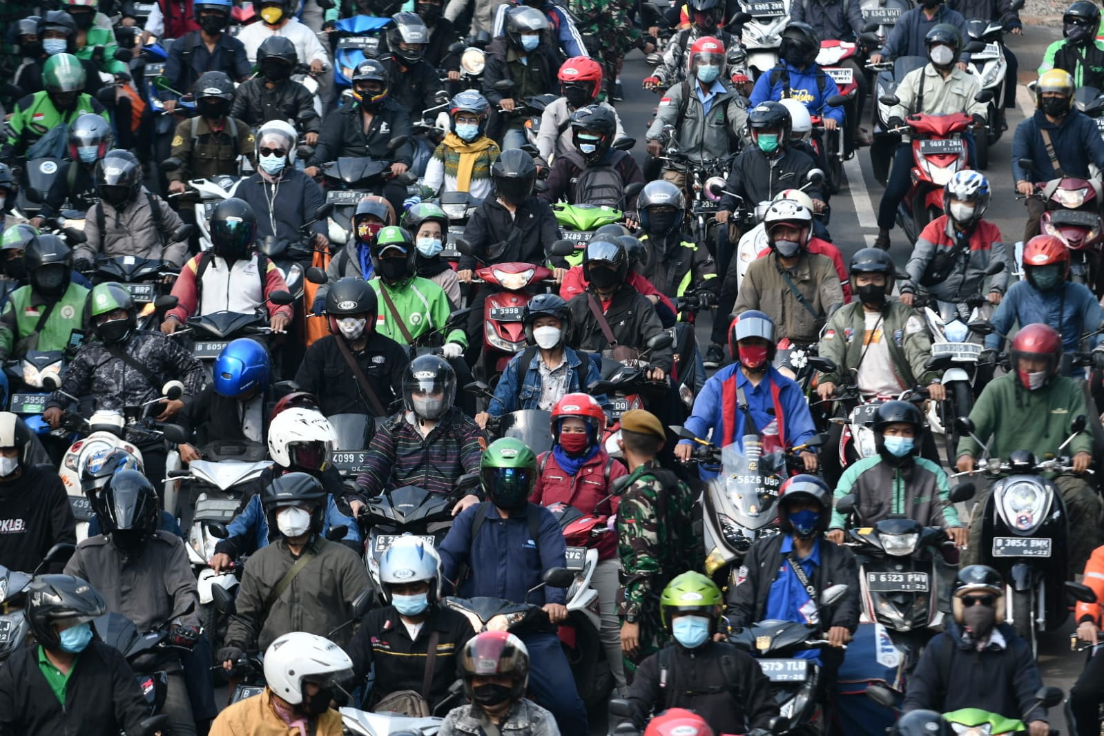 Antrean Kendaraan Pemeriksaan Surat Tanda Registrasi Pekerja 