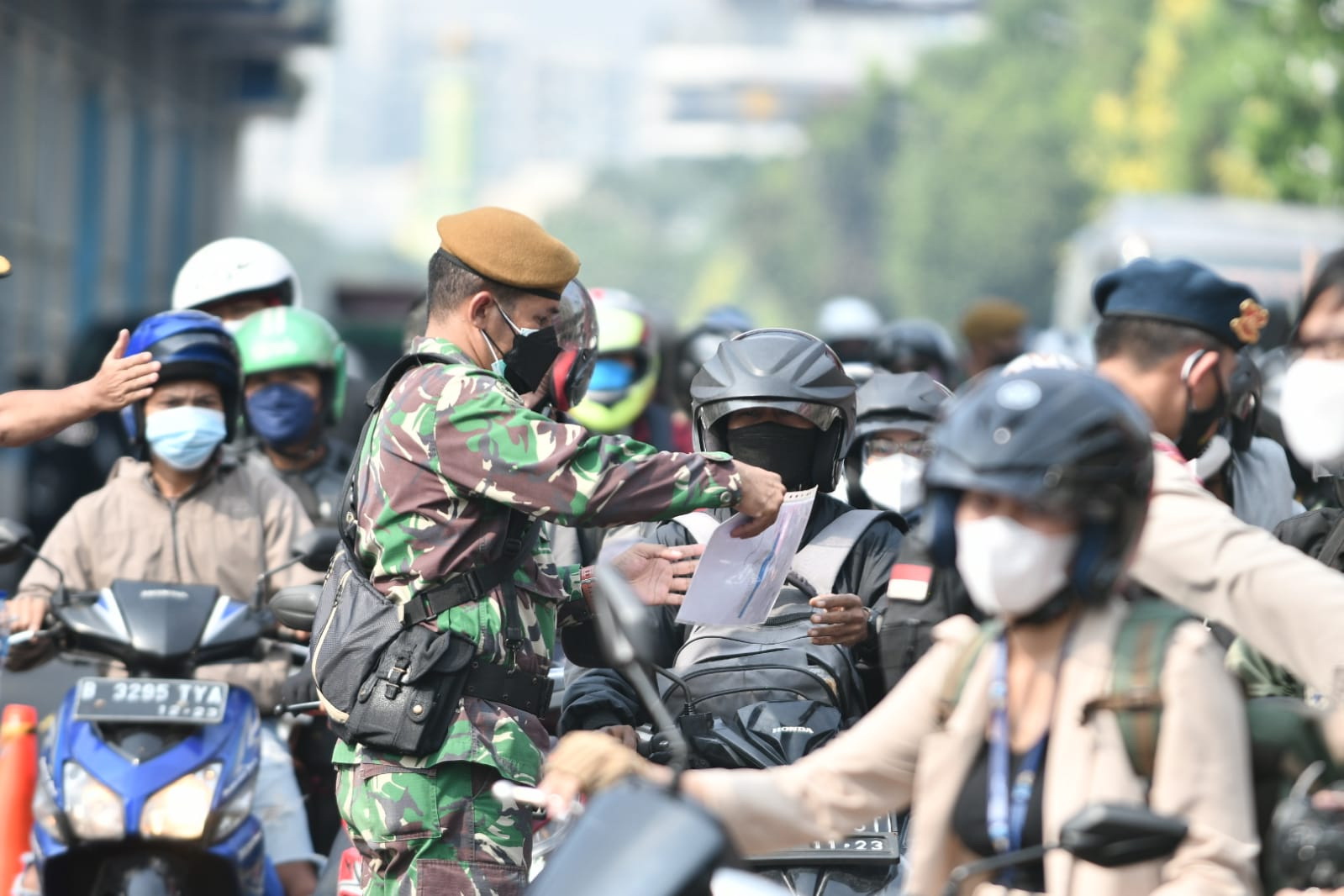 Antrean Kendaraan Pemeriksaan Surat Tanda Registrasi Pekerja 