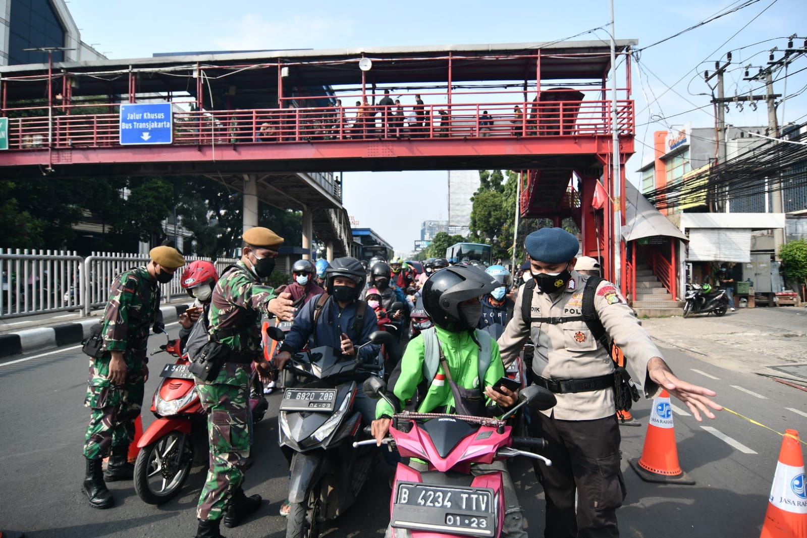 Antrean Kendaraan Pemeriksaan Surat Tanda Registrasi Pekerja 