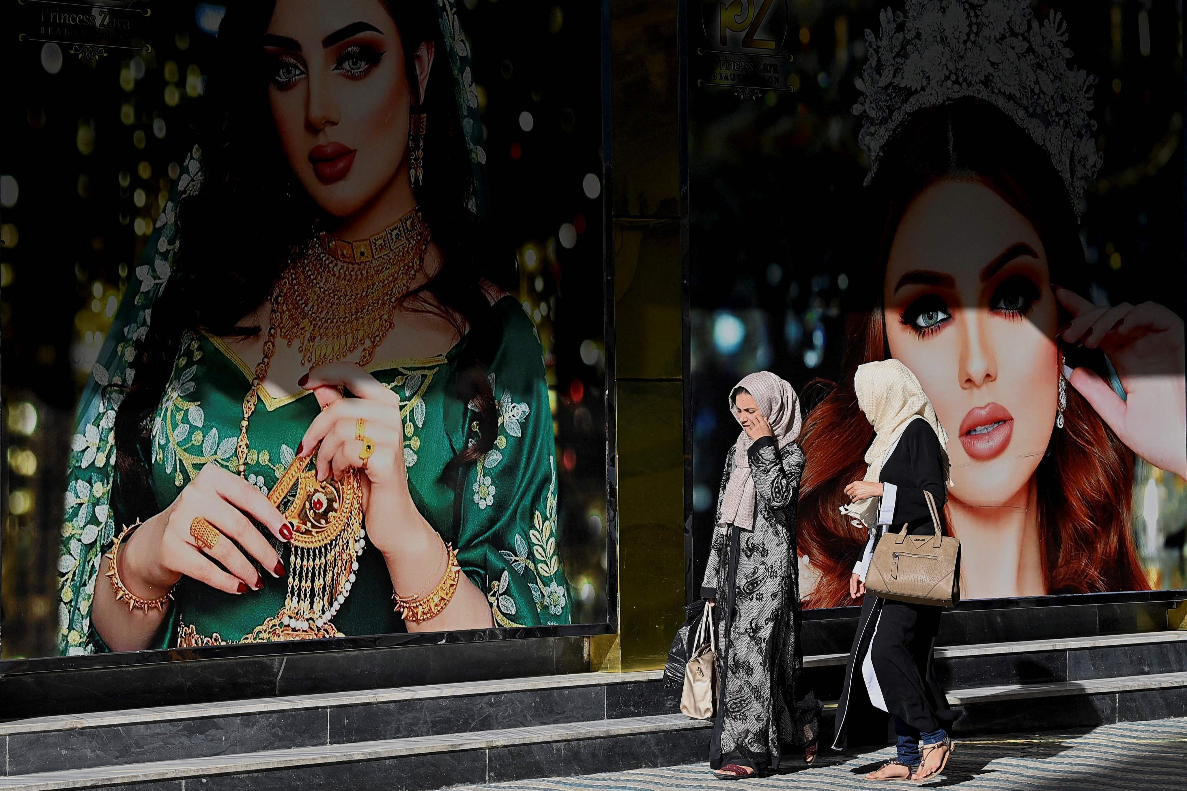 Taliban Kuasai Kabul, Poster Wanita di Salon Kecantikan Menghilang