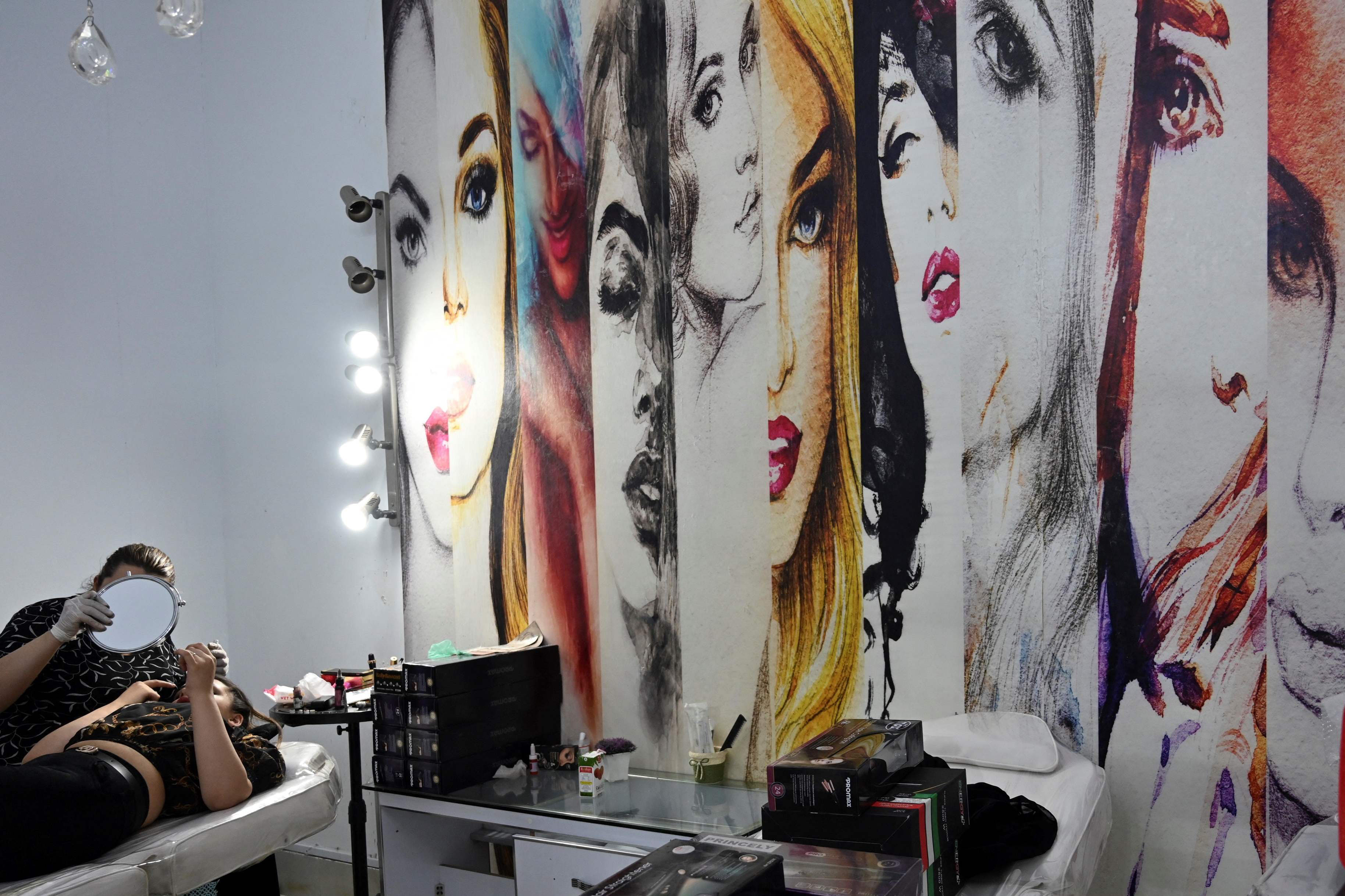 Taliban Kuasai Kabul, Poster Wanita di Salon Kecantikan Menghilang