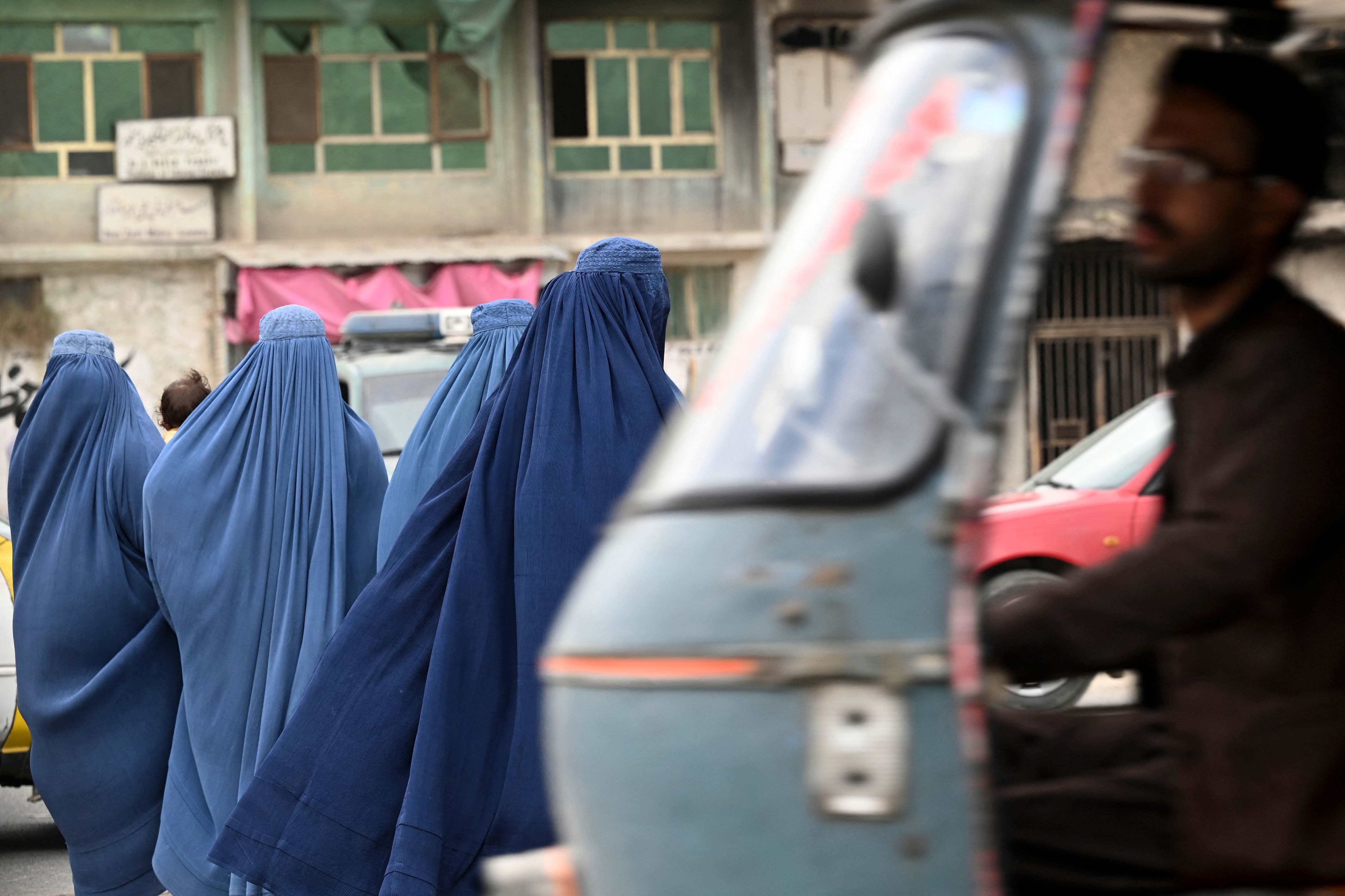 Perempuan Afganistan Tidak Wajib Pakai Burqa