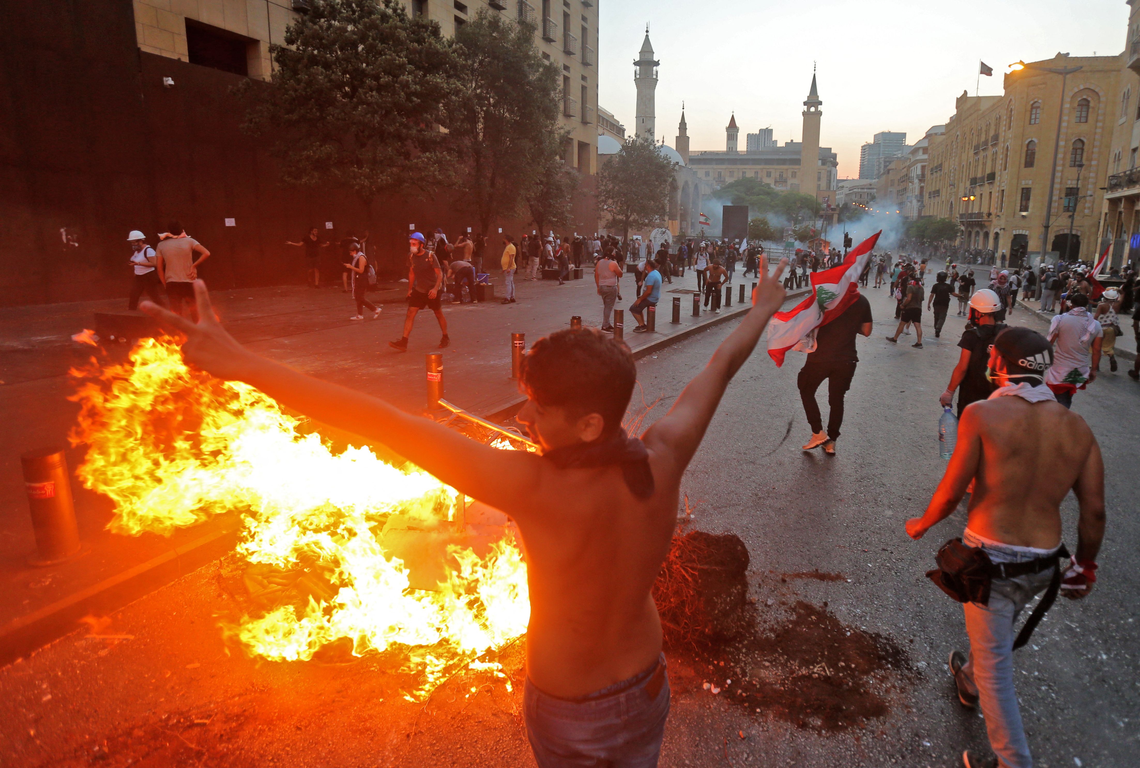 Warga Bentrok dengan Pasukan Keamanan saat Peringatan Ledakan Beirut 