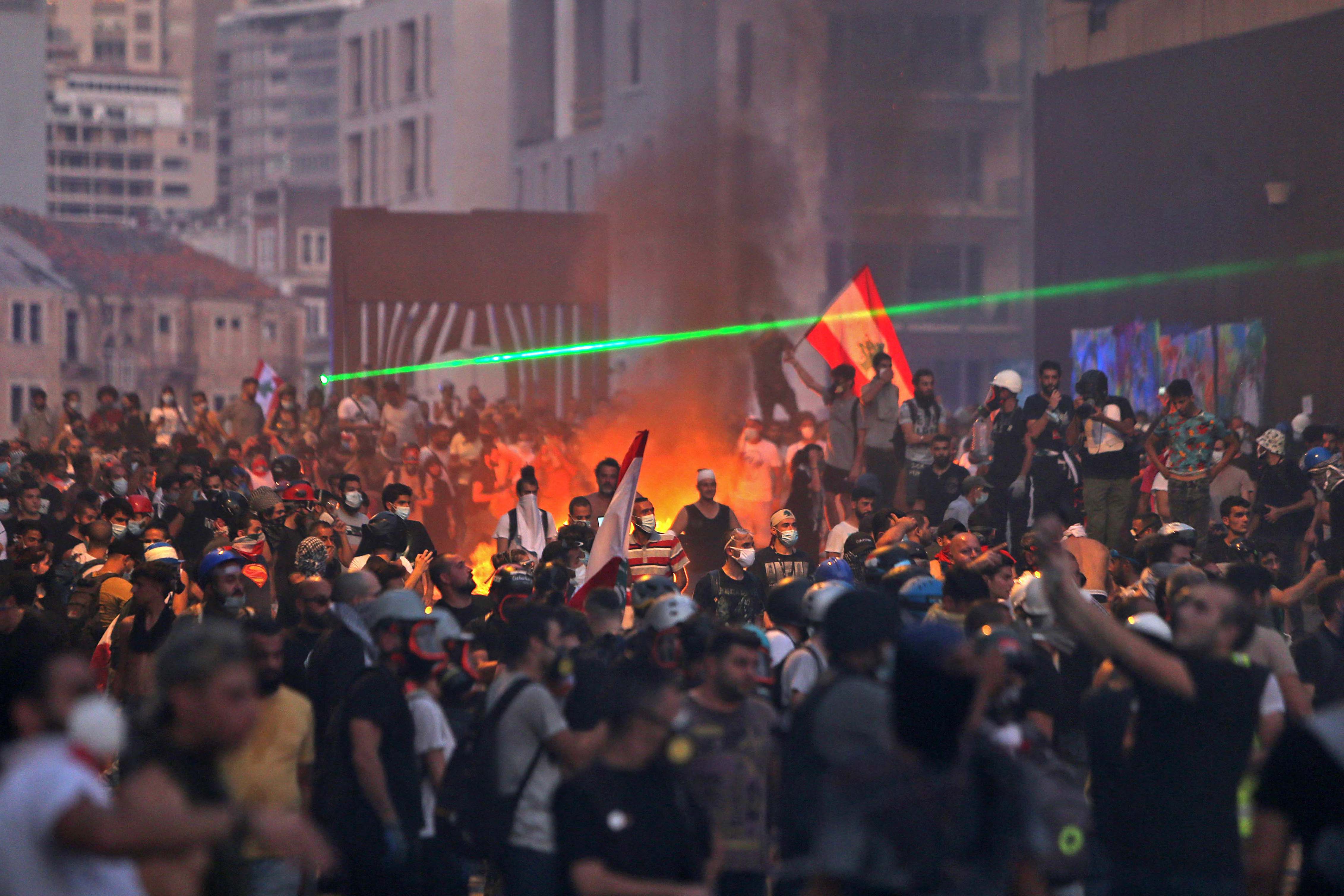 Warga Bentrok dengan Pasukan Keamanan saat Peringatan Ledakan Beirut 