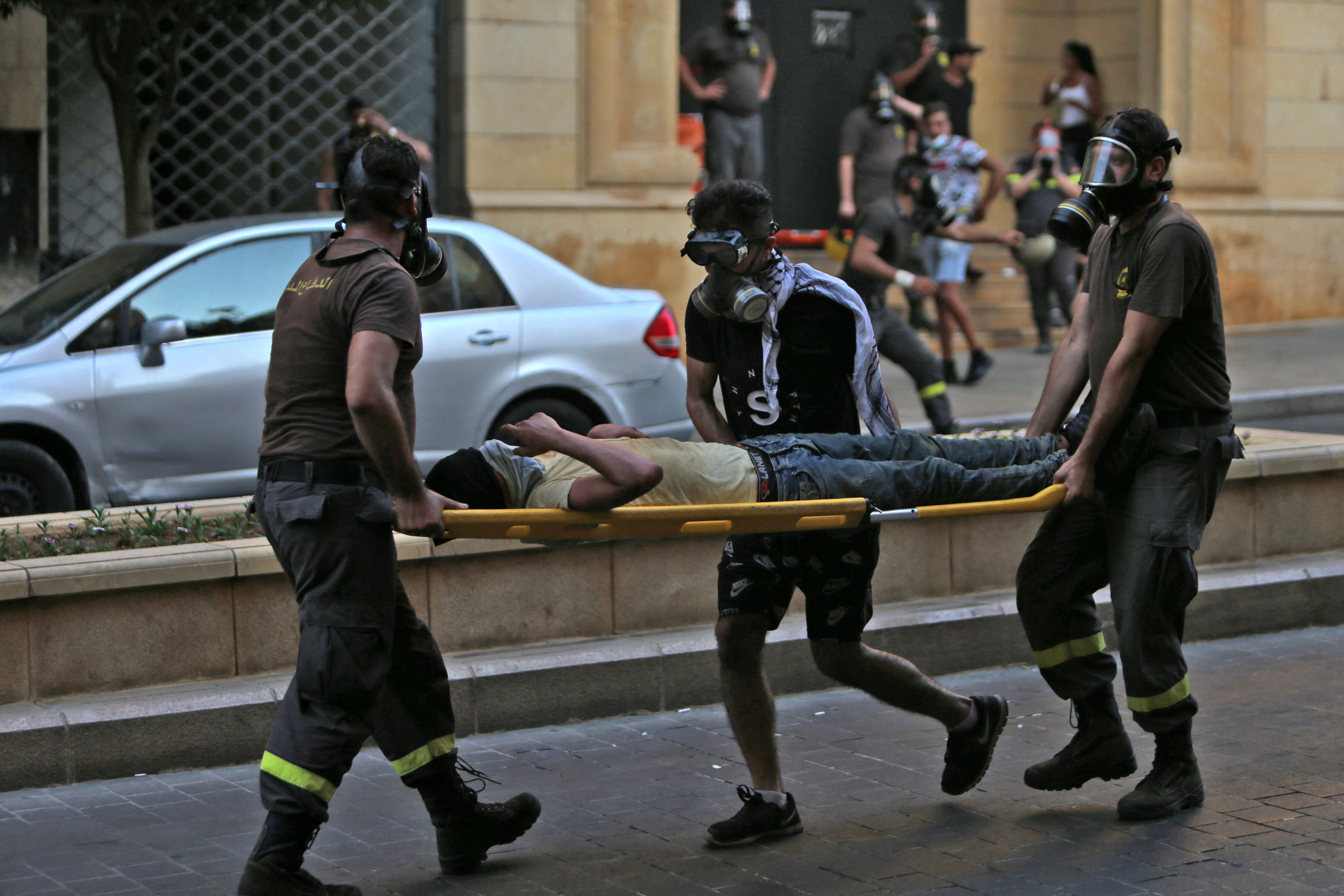 Warga Bentrok dengan Pasukan Keamanan saat Peringatan Ledakan Beirut 