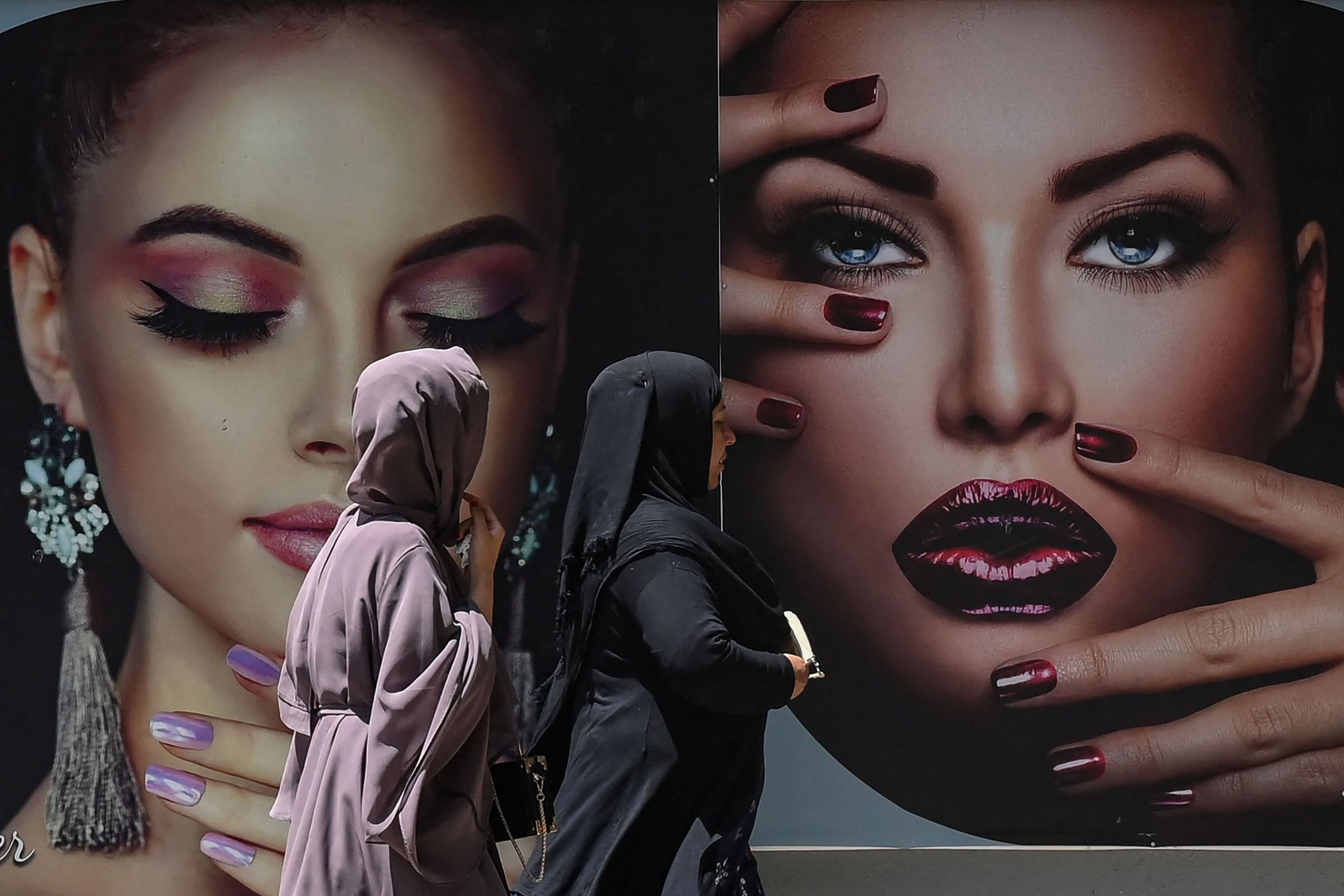 Taliban Kuasai Kabul, Poster Wanita di Salon Kecantikan Menghilang