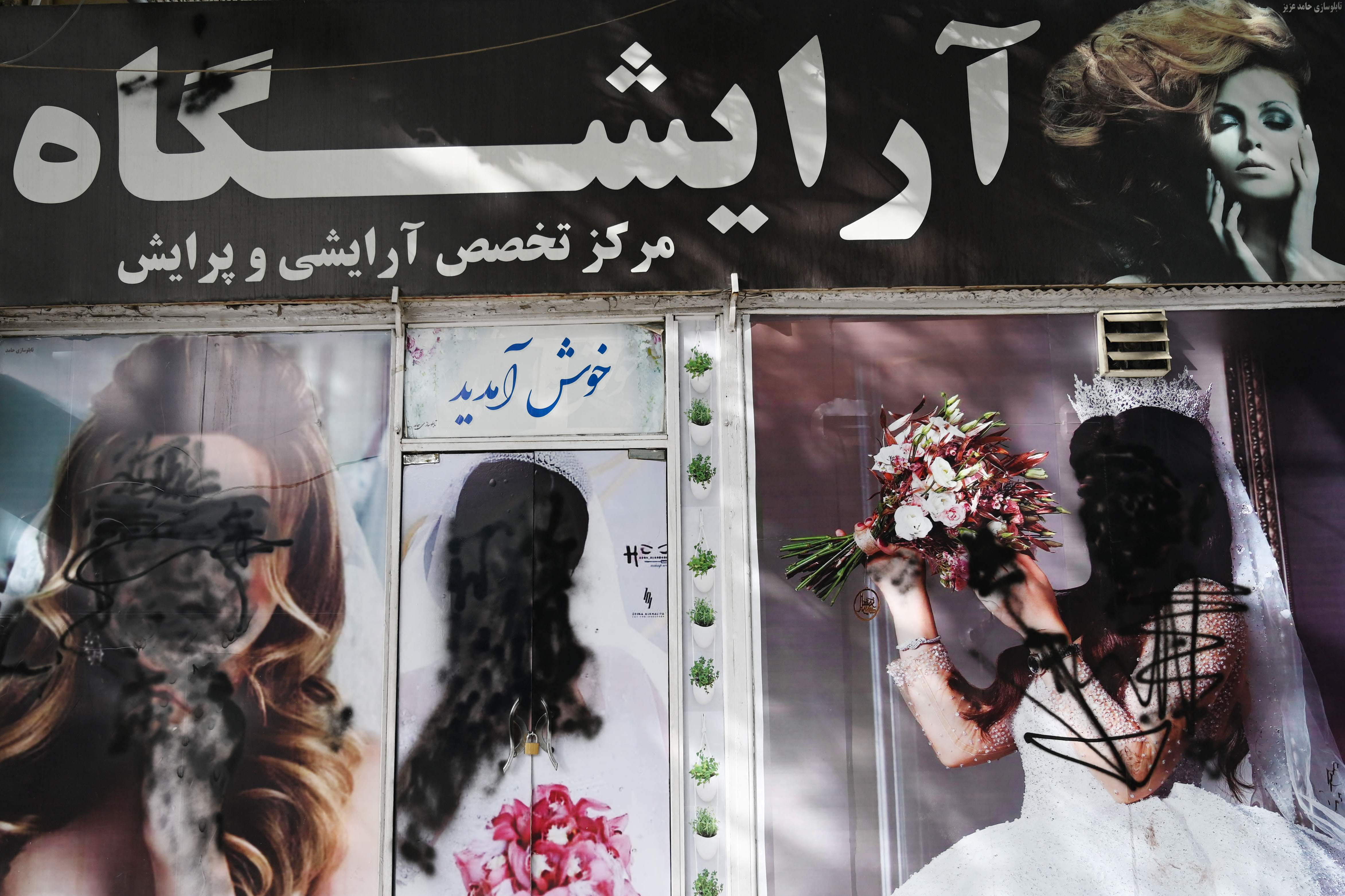 Taliban Kuasai Kabul, Poster Wanita di Salon Kecantikan Menghilang