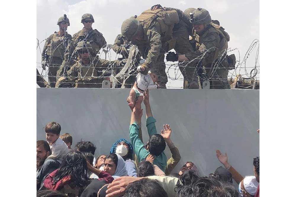 Tentara AS Evakuasi Anak-Anak Dari Afghanistan