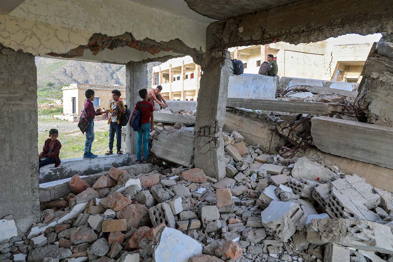 Siswa di Yaman Bersekolah di Tengah Reruntuhan Perang