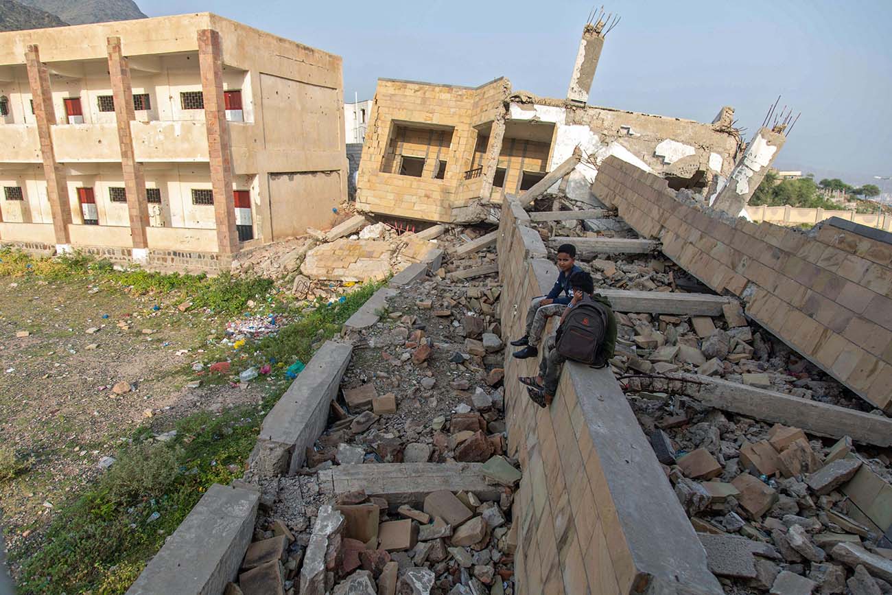 Siswa di Yaman Bersekolah di Tengah Reruntuhan Perang