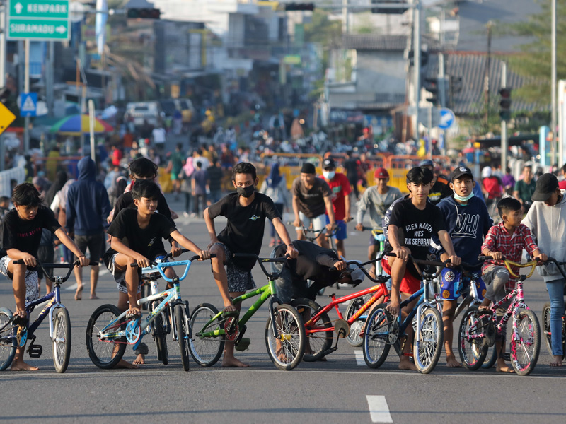 Berolahraga Di Kawasan Jembatan Suroboyo