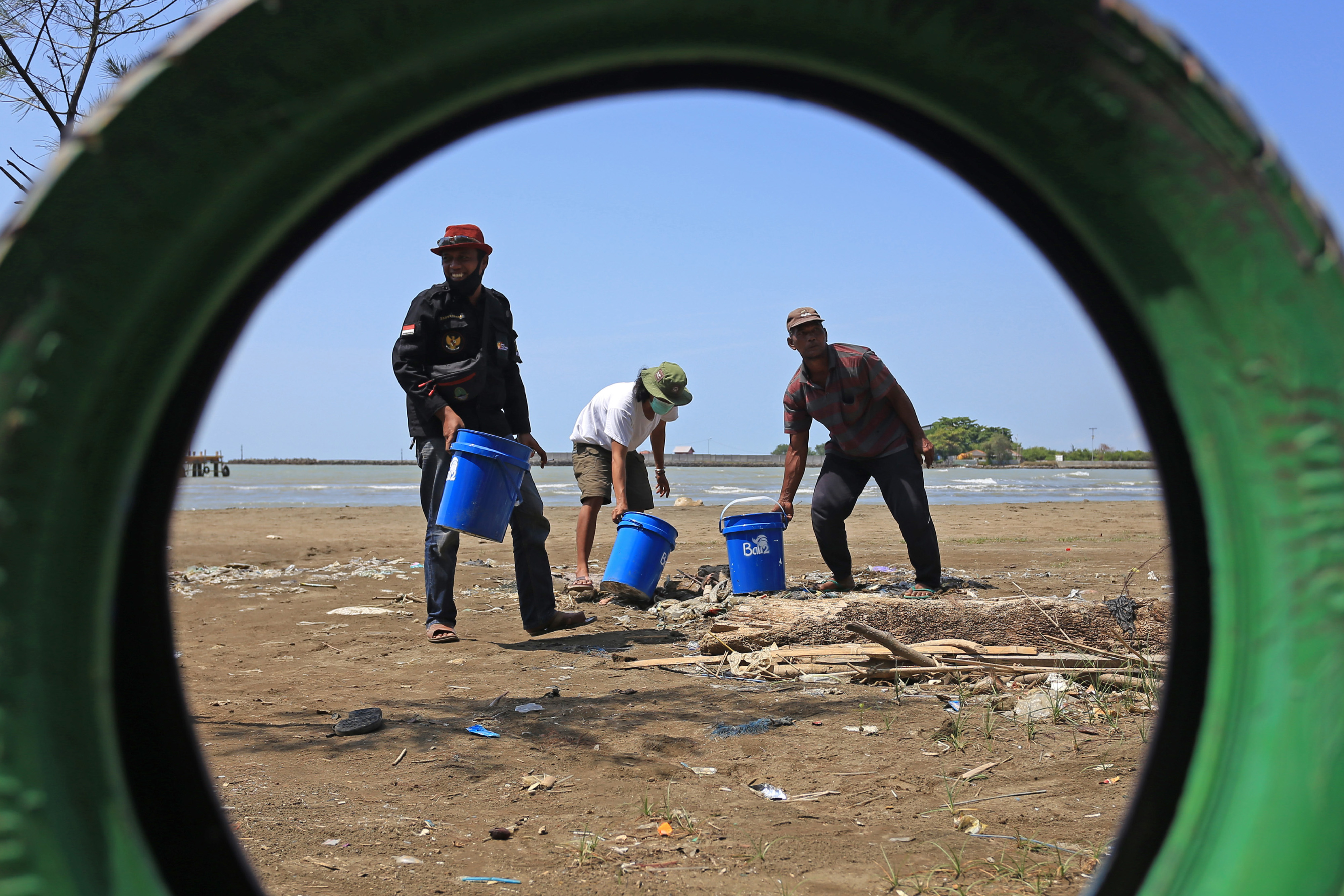 Aksi Membersihkan Pantai Wisata di Indramayu