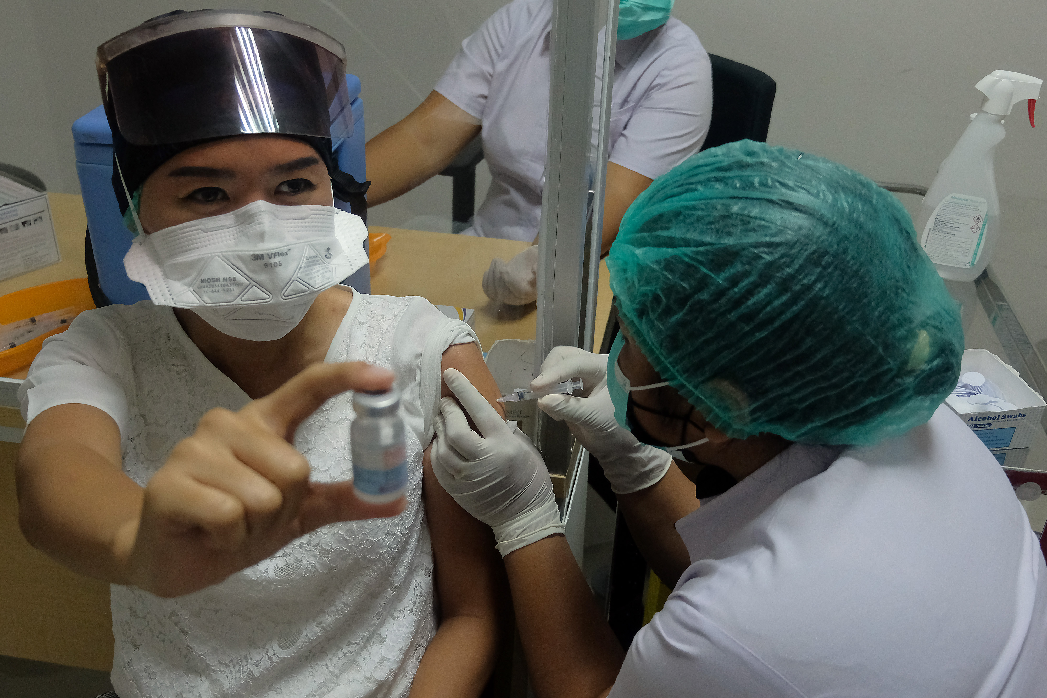 Vaksinasi Dosis Ketiga Tenaga Kesehatan di Bali