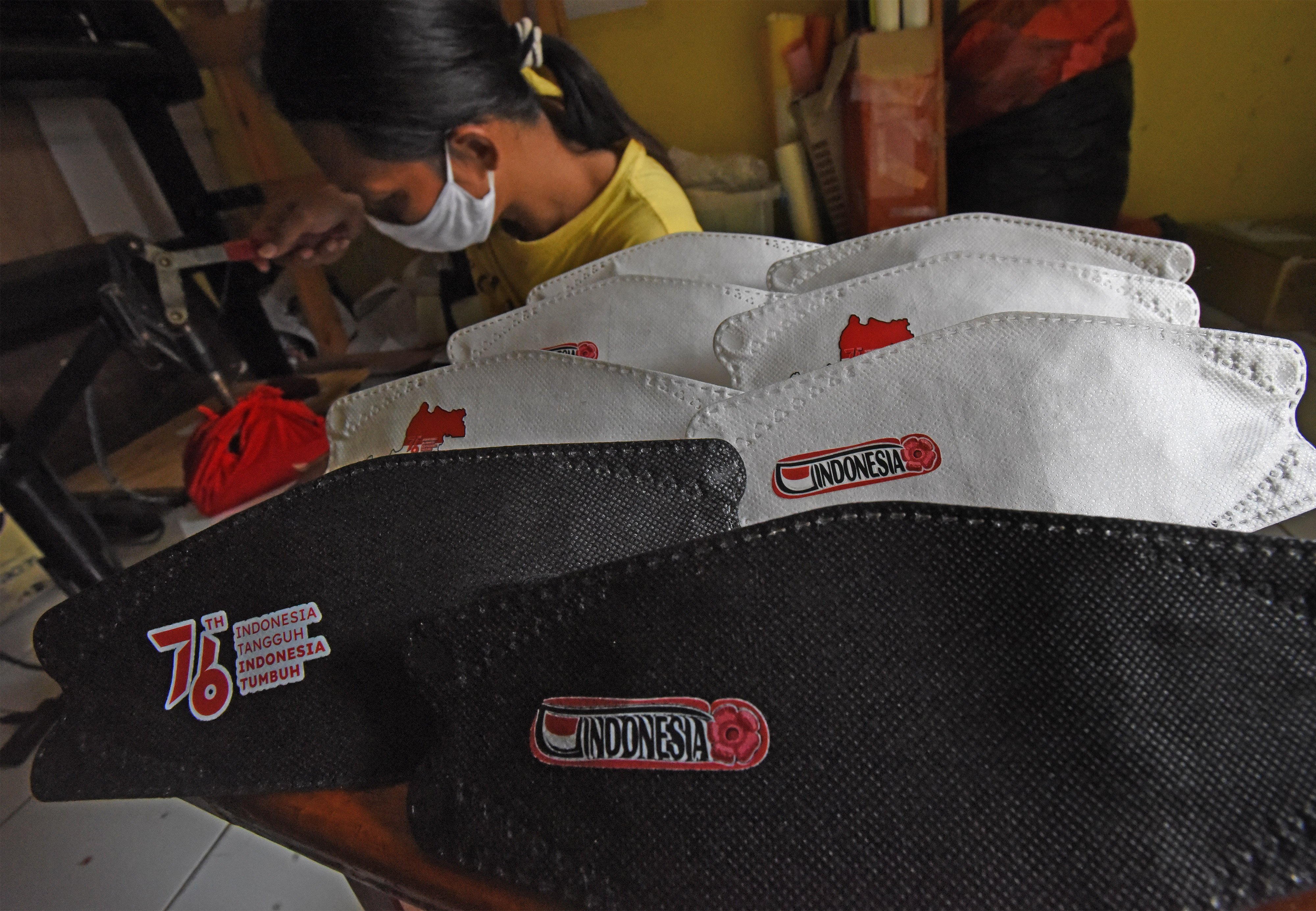 Masker Logo HUT RI