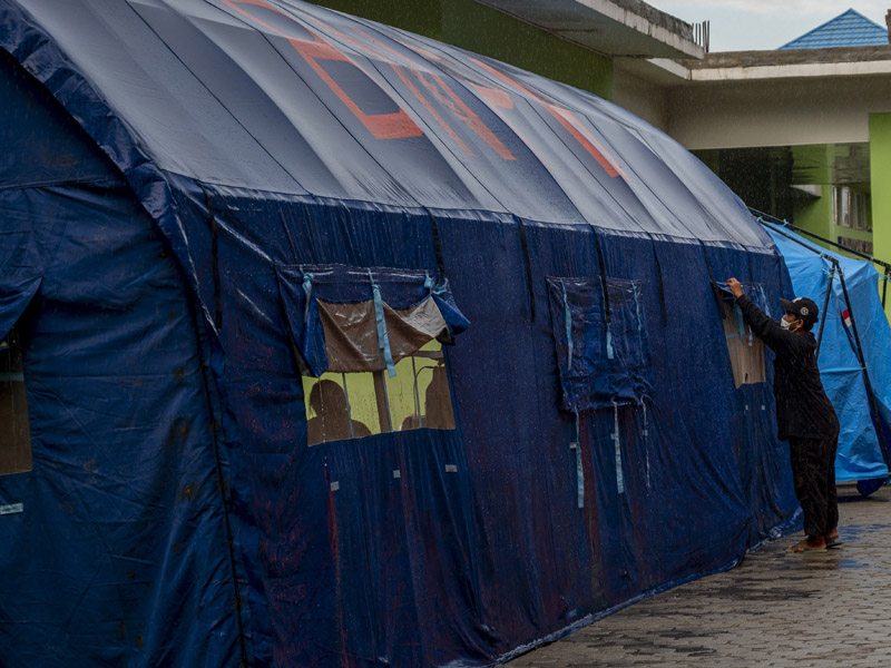 Tenda Darurat Di Halaman Rumah Sakit Palu