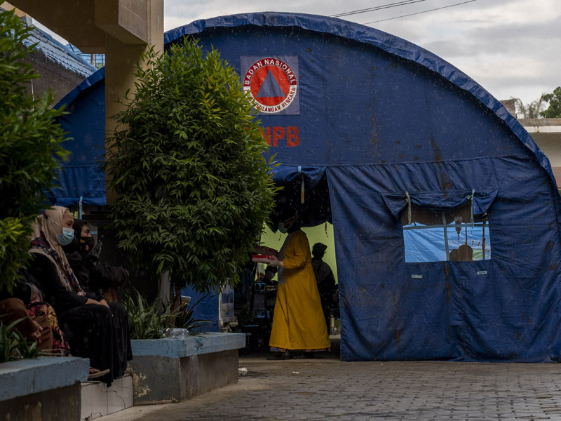Tenda Darurat Di Halaman Rumah Sakit Palu