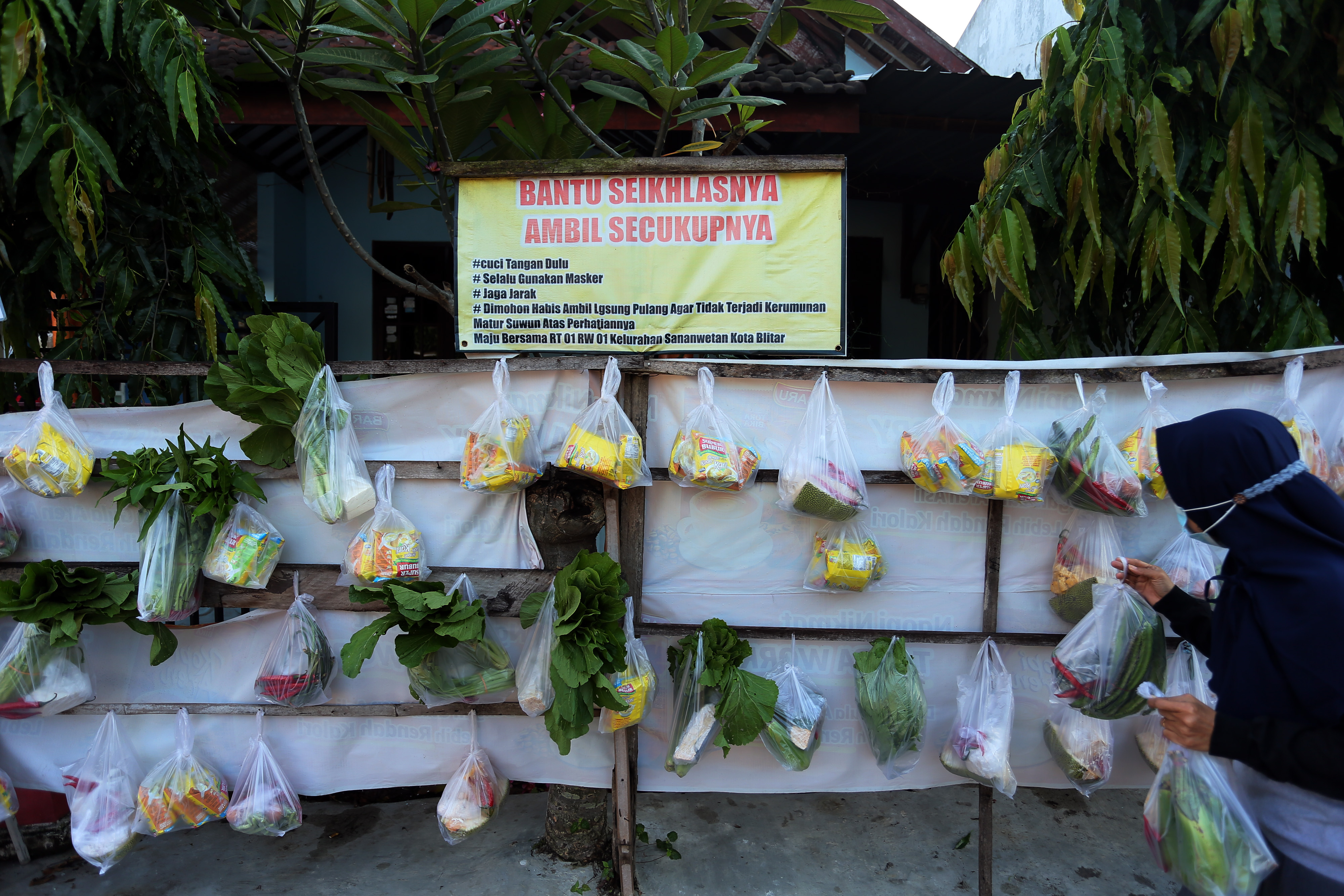 Berbagi Bahan Makanan untuk Warga Terdampak Pandemi
