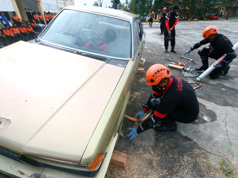 Simulasi Penyelamatan Kecelakaan Mobil