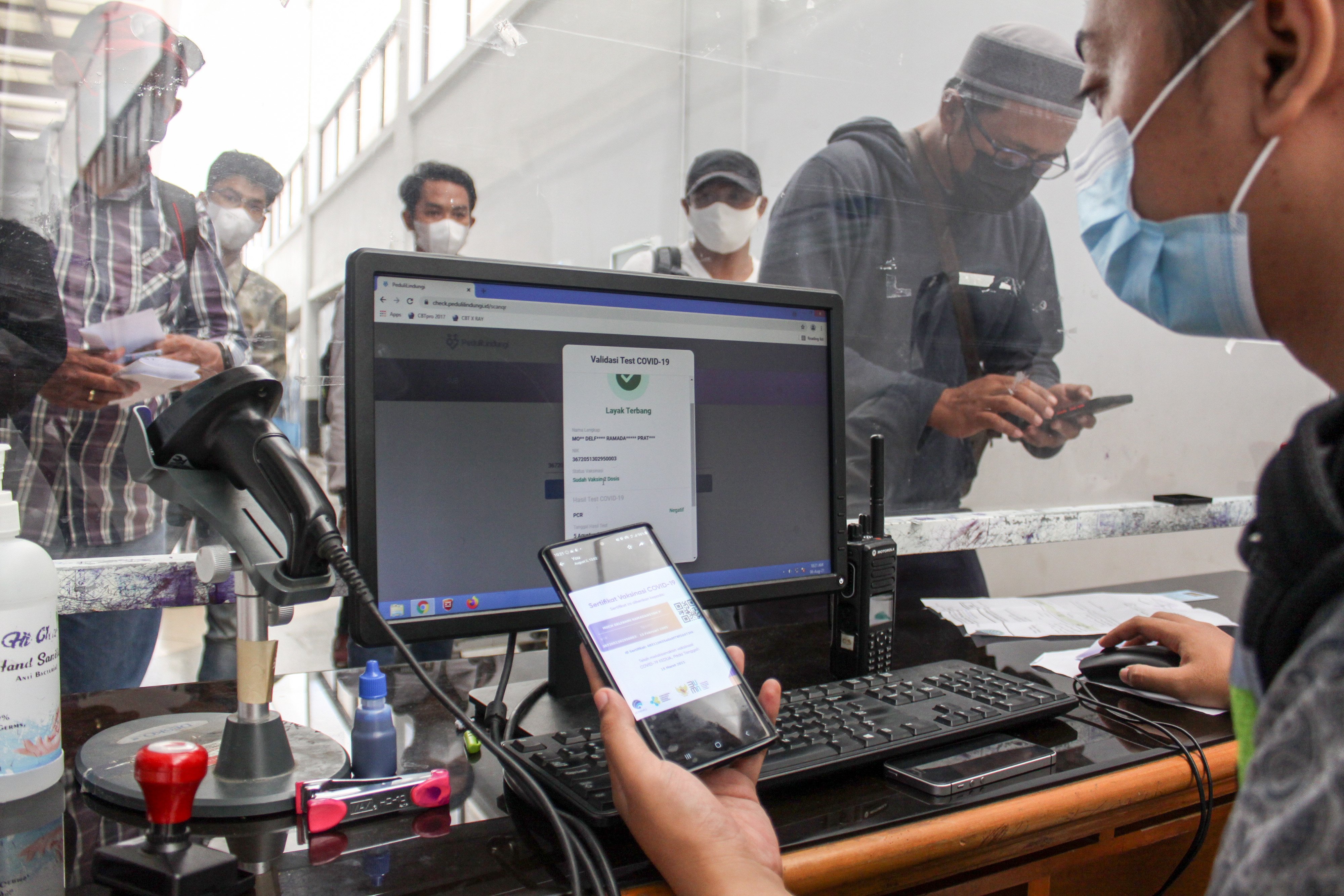 Penggunaan Aplikasi Pedulilindungi di Bandara Juanda