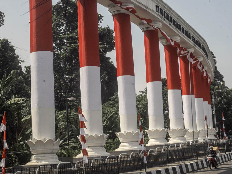 Lawang Salapan Dibalut Bendera Merah Putih