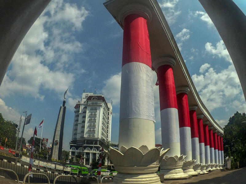 Lawang Salapan Dibalut Bendera Merah Putih