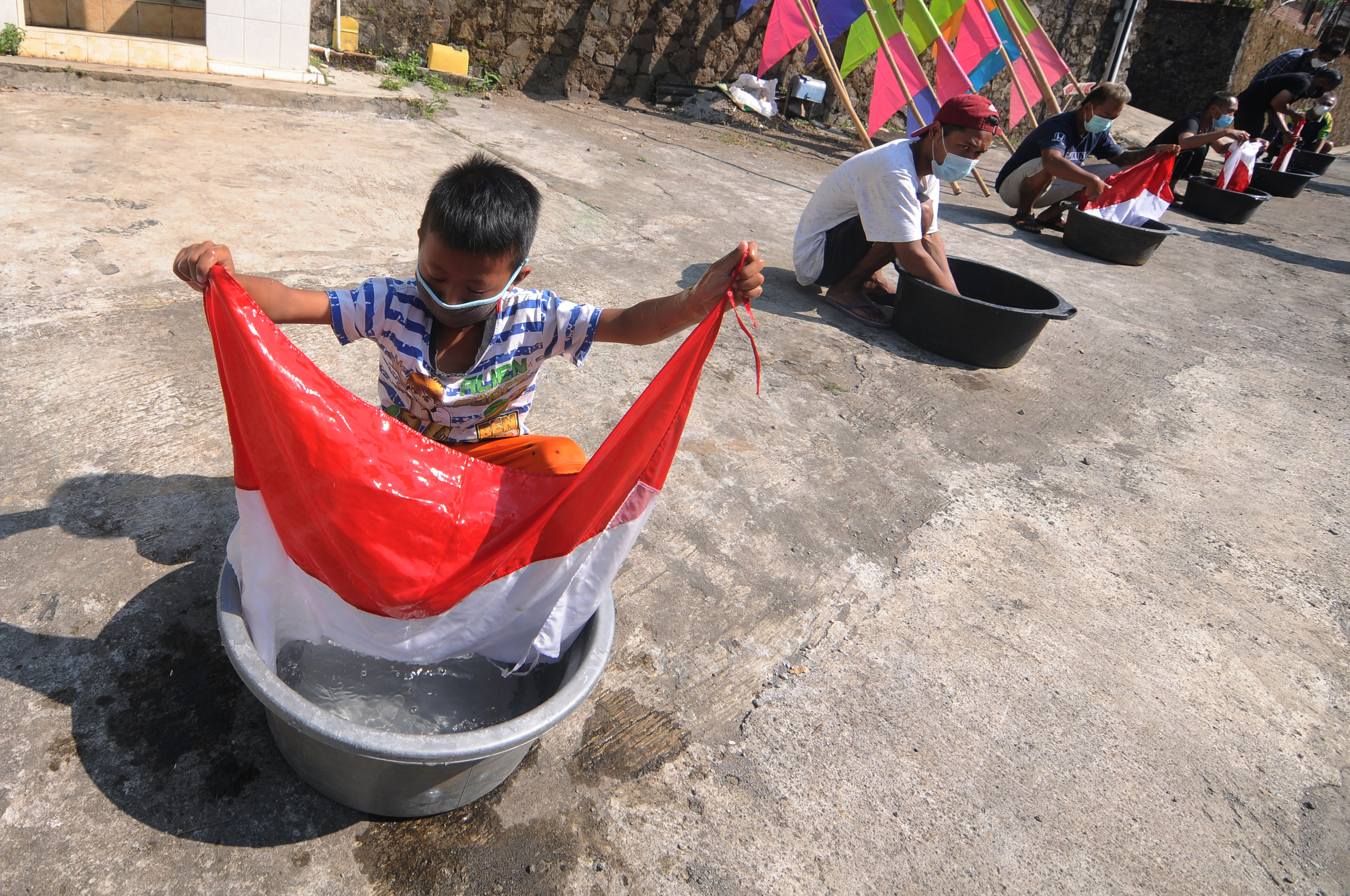 Mencuci Bendera Merah Putih Sambut HUT RI Ke-76