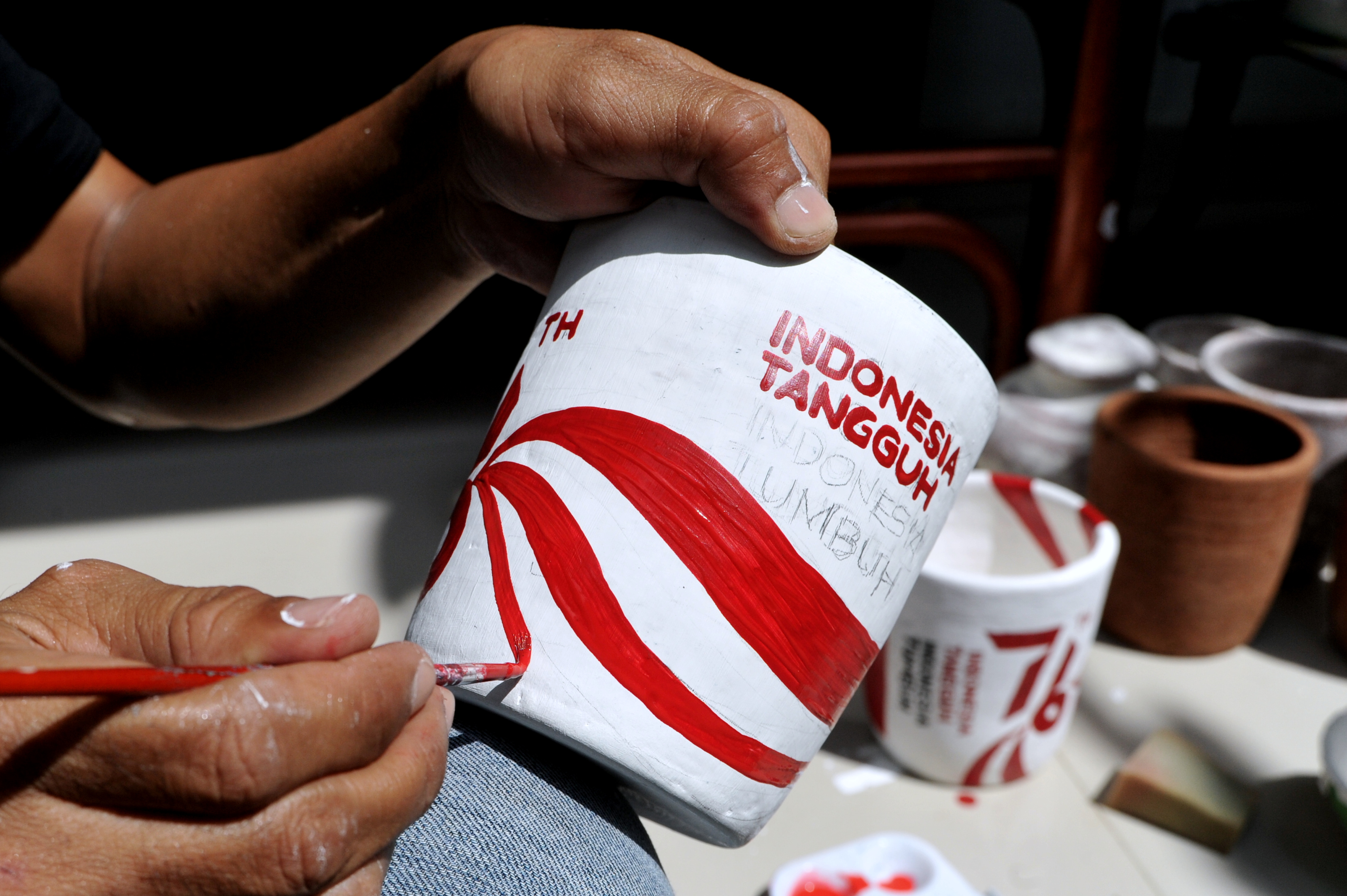 Kerajinan Gerabah Lukis Bernuansa HUT RI