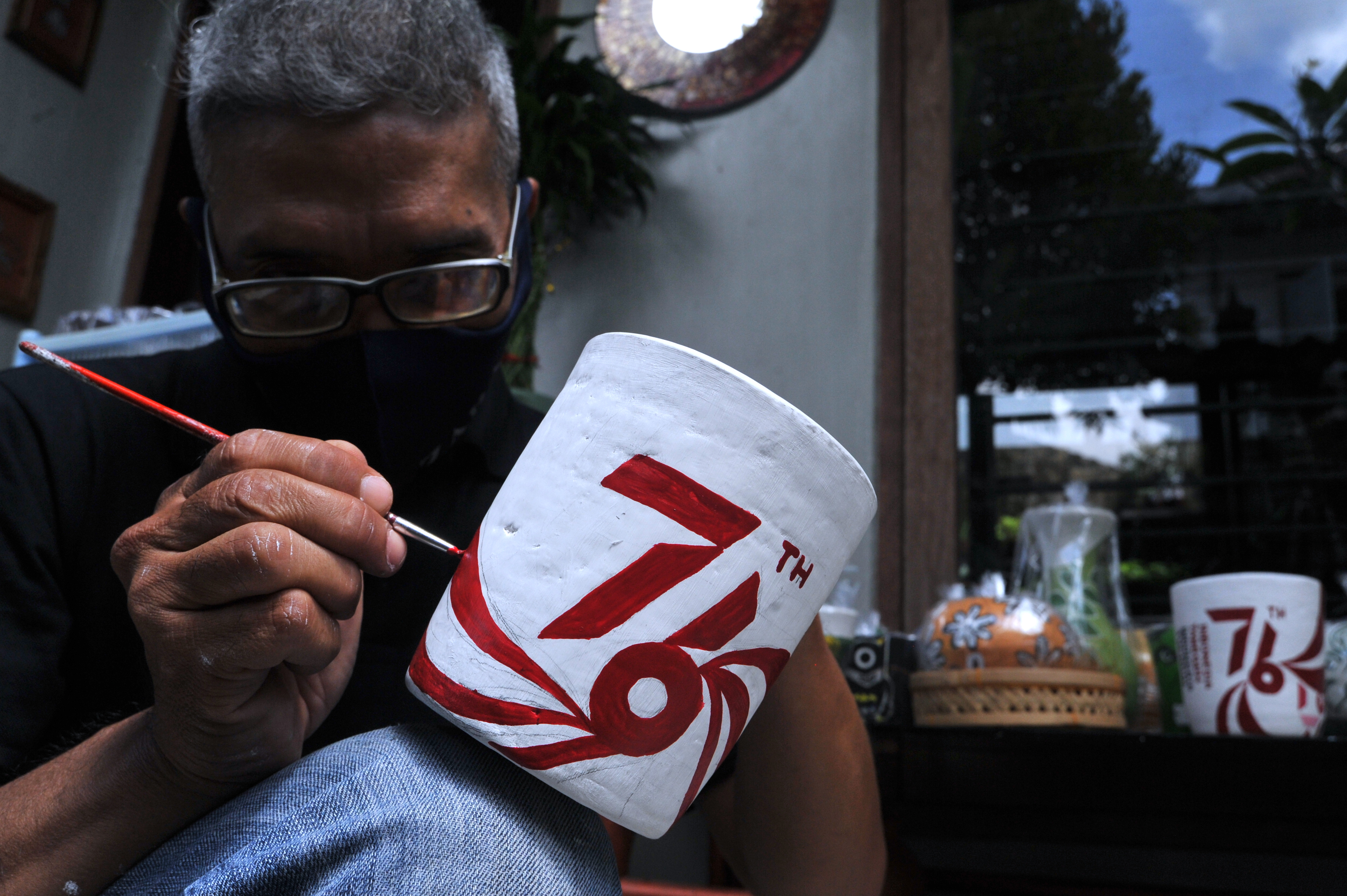 Kerajinan Gerabah Lukis Bernuansa HUT RI