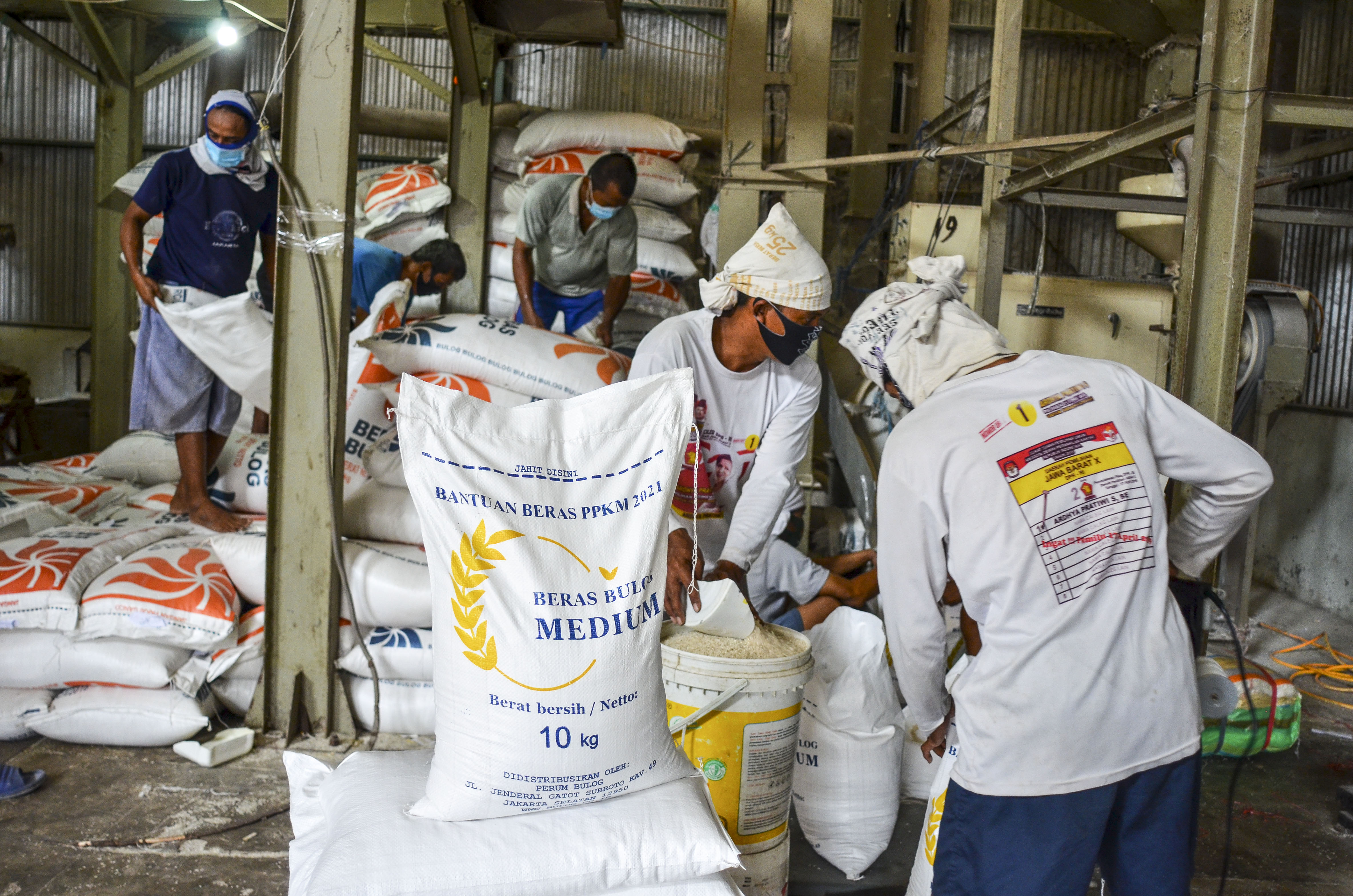 Penyaluran Beras Bantuan PPKM