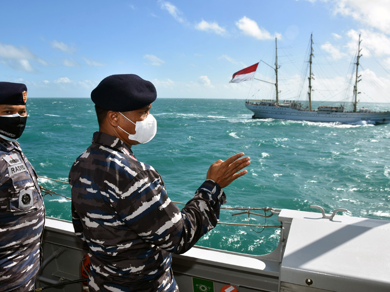KRI RE Martadinata Berlatih Bersama KRI Bima Suci