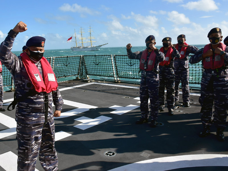 KRI RE Martadinata Berlatih Bersama KRI Bima Suci