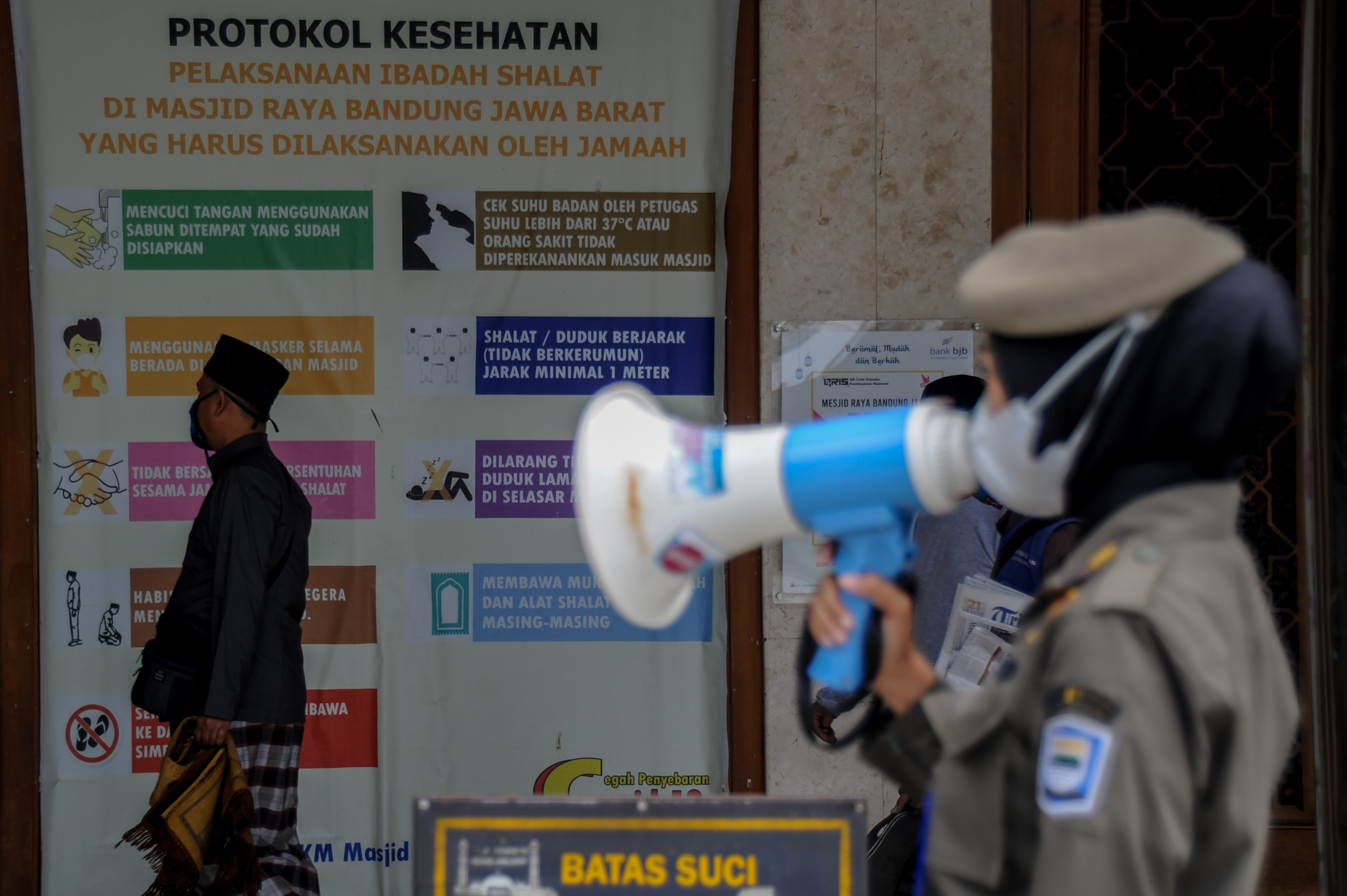 Salat Jumat di Masjid Raya Bandung Kembali Digelar