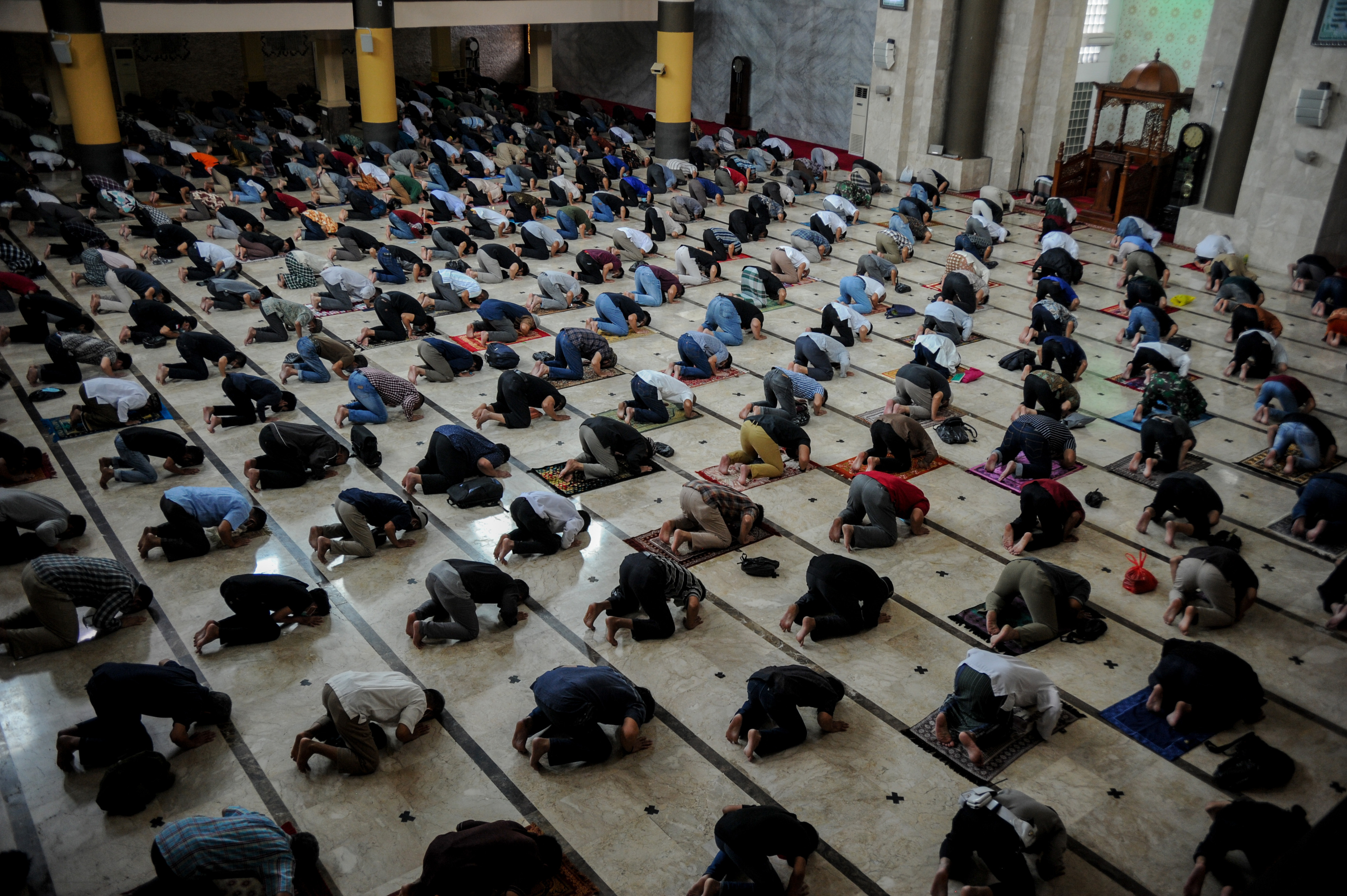 Salat Jumat di Masjid Raya Bandung Kembali Digelar