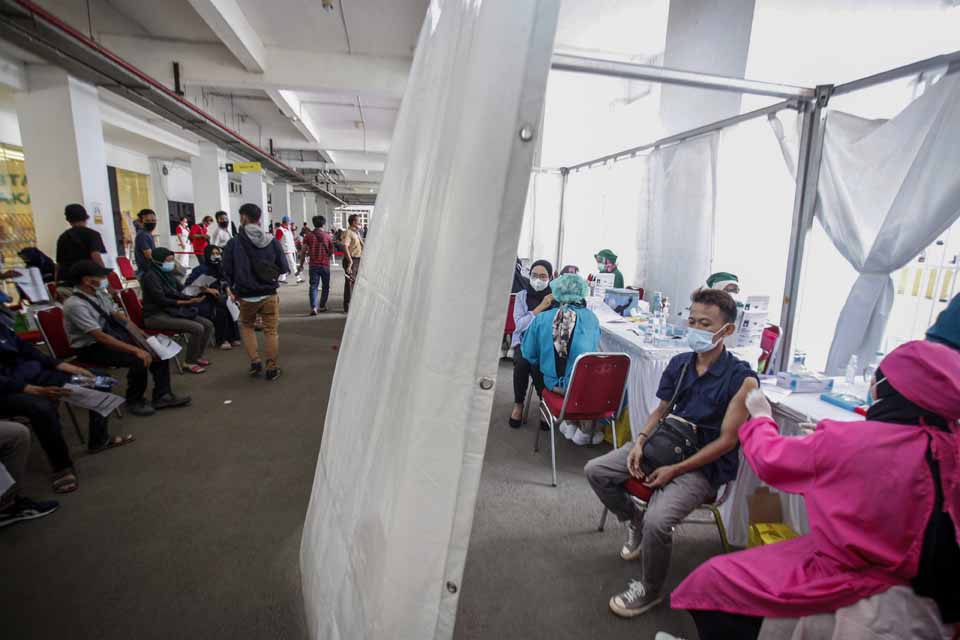 Antusiasme Warga Mengikuti Vaksinasi Massal KADIN