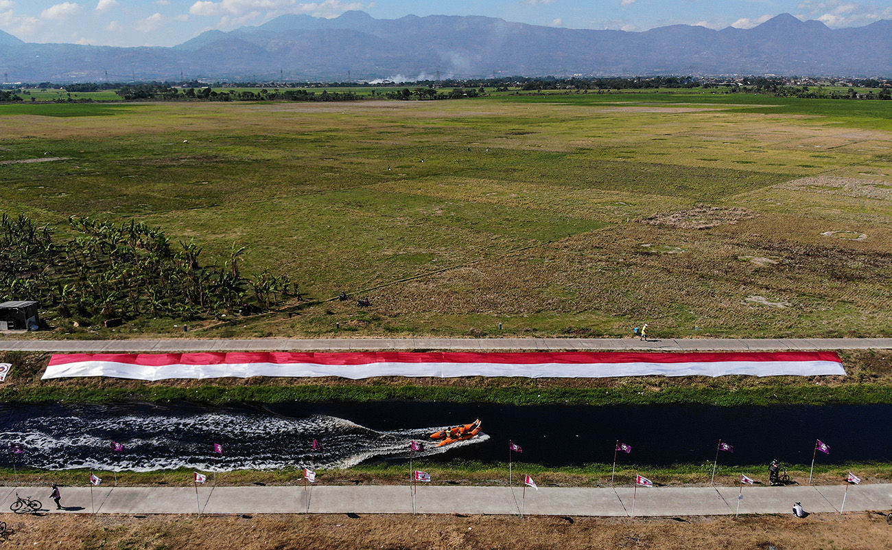 Pembentangan Kain Merah Putih 76 Meter