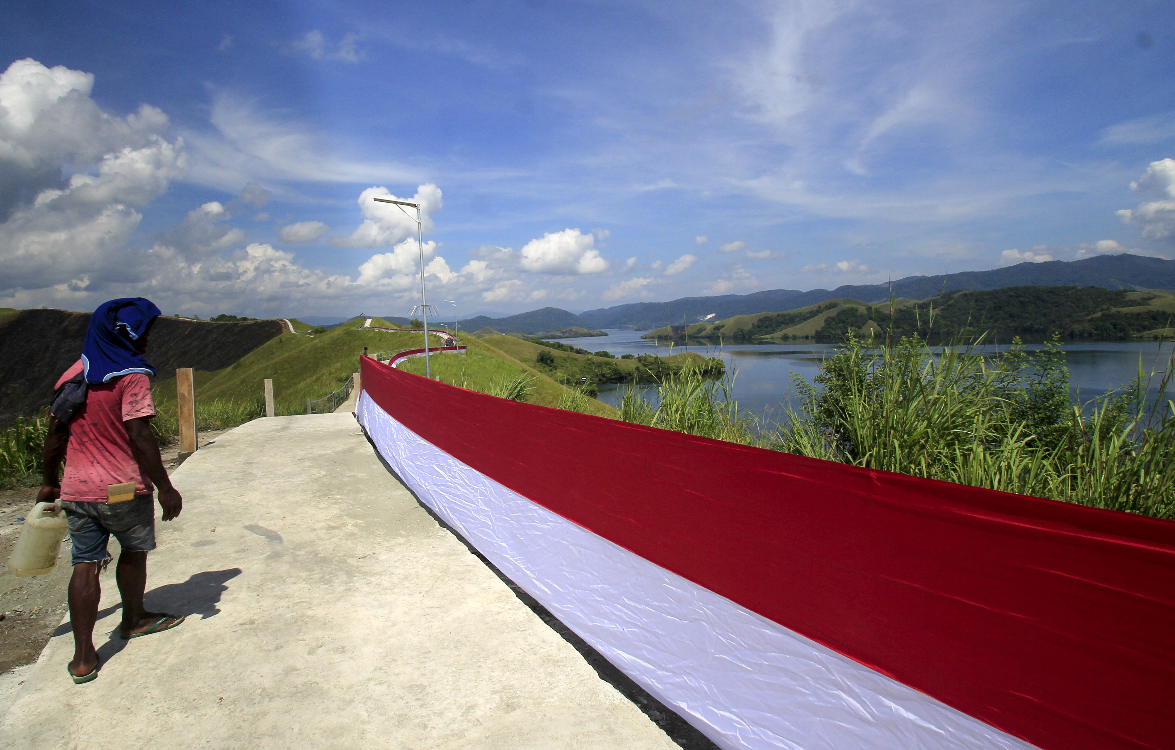 Pemasangan Bendera Merah Putih di Bukit Tungku Wiri Jayapura
