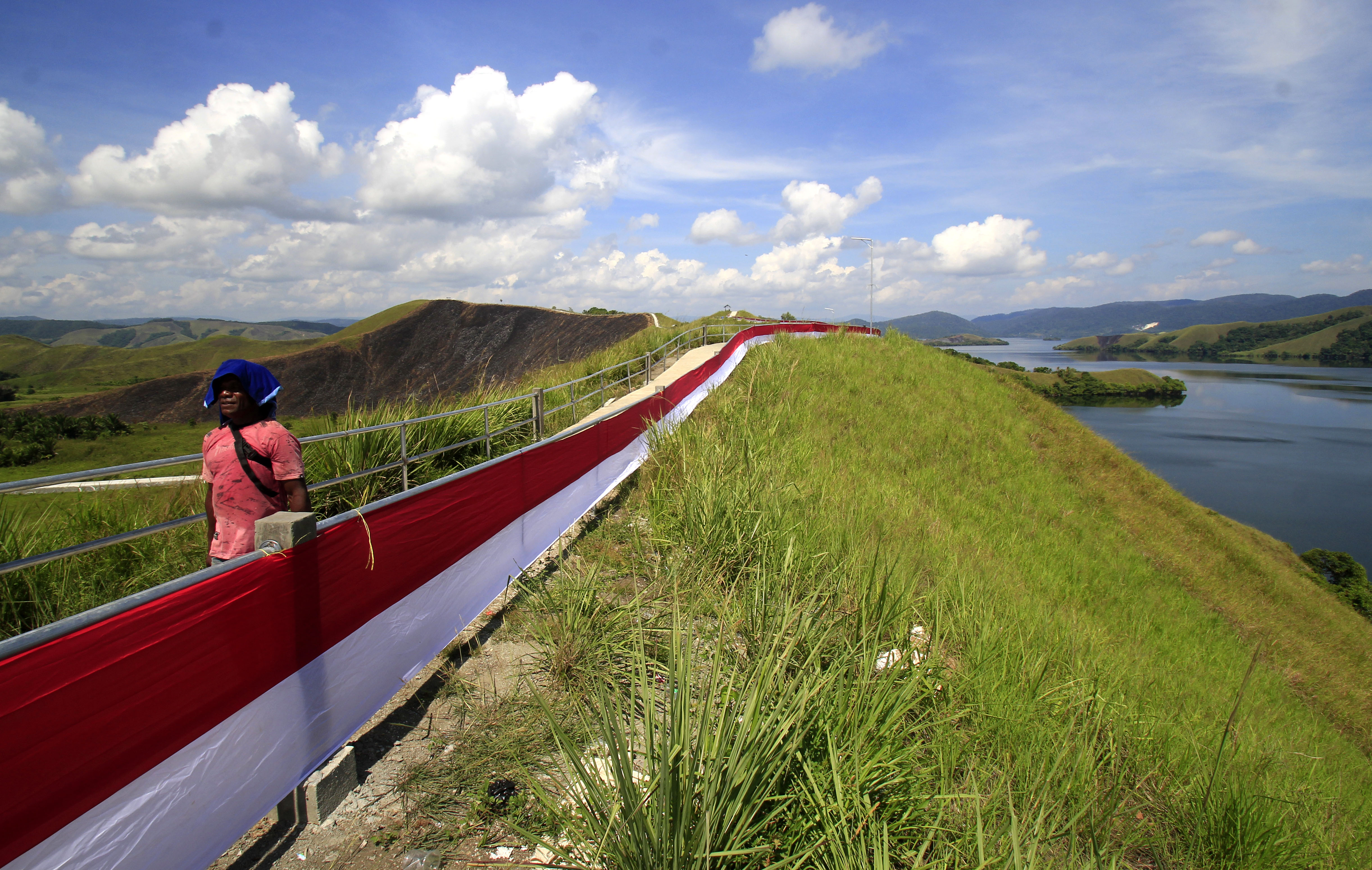 Pemasangan Bendera Merah Putih di Bukit Tungku Wiri Jayapura