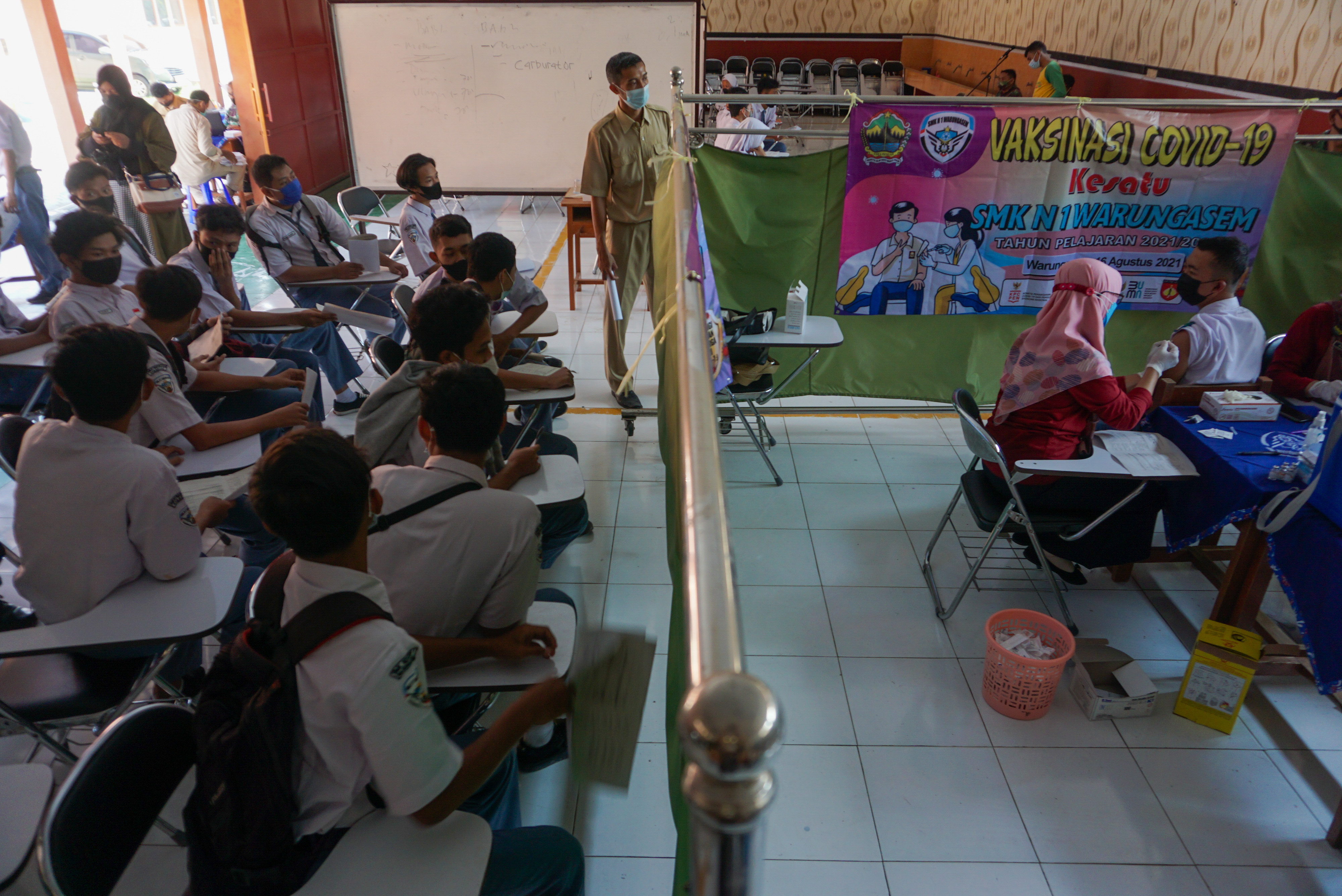 Vaksinasi Palajar Jelang Pembelajaran Tatap Muka