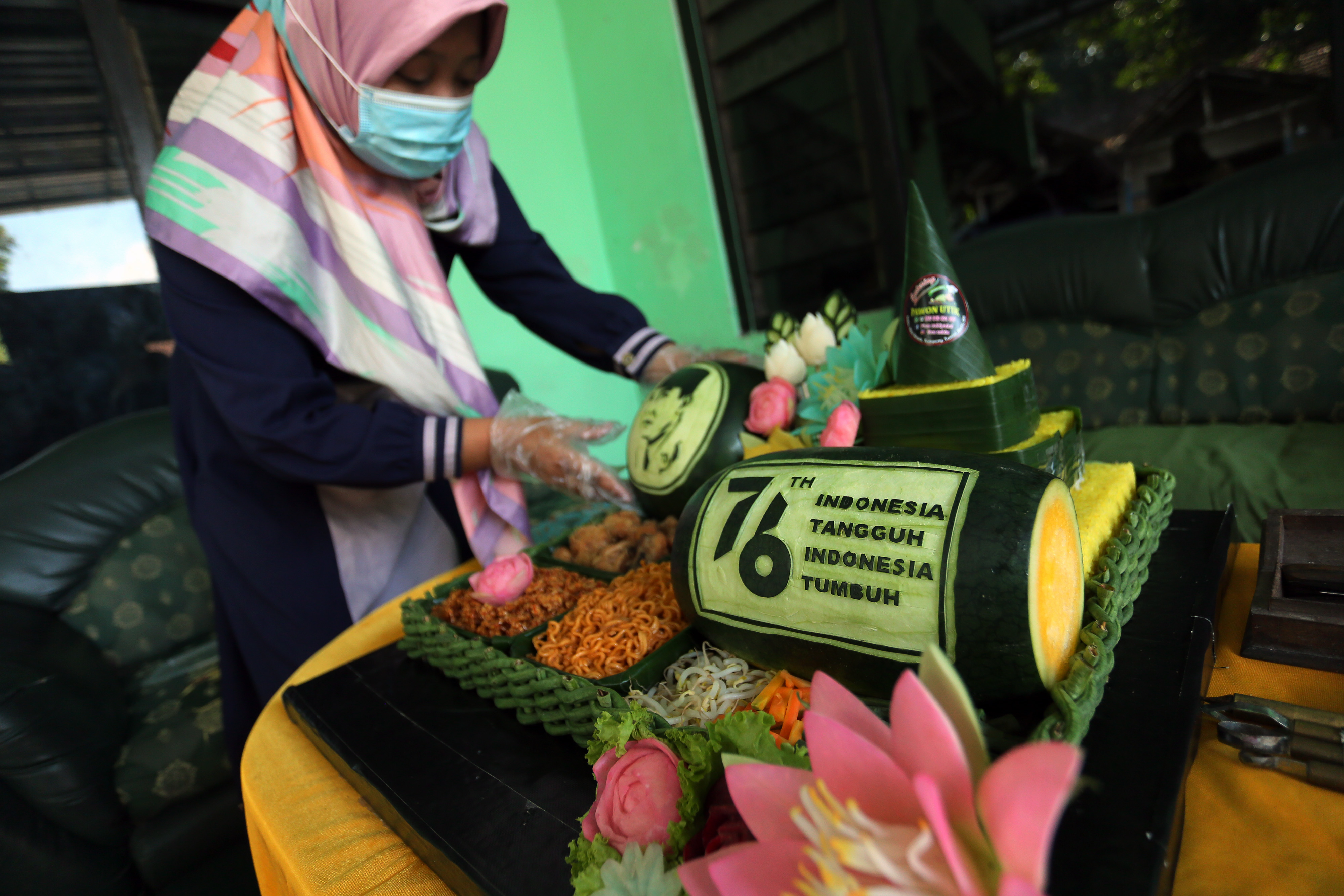 Seni Carving Bertema HUT Kemerdekaan RI