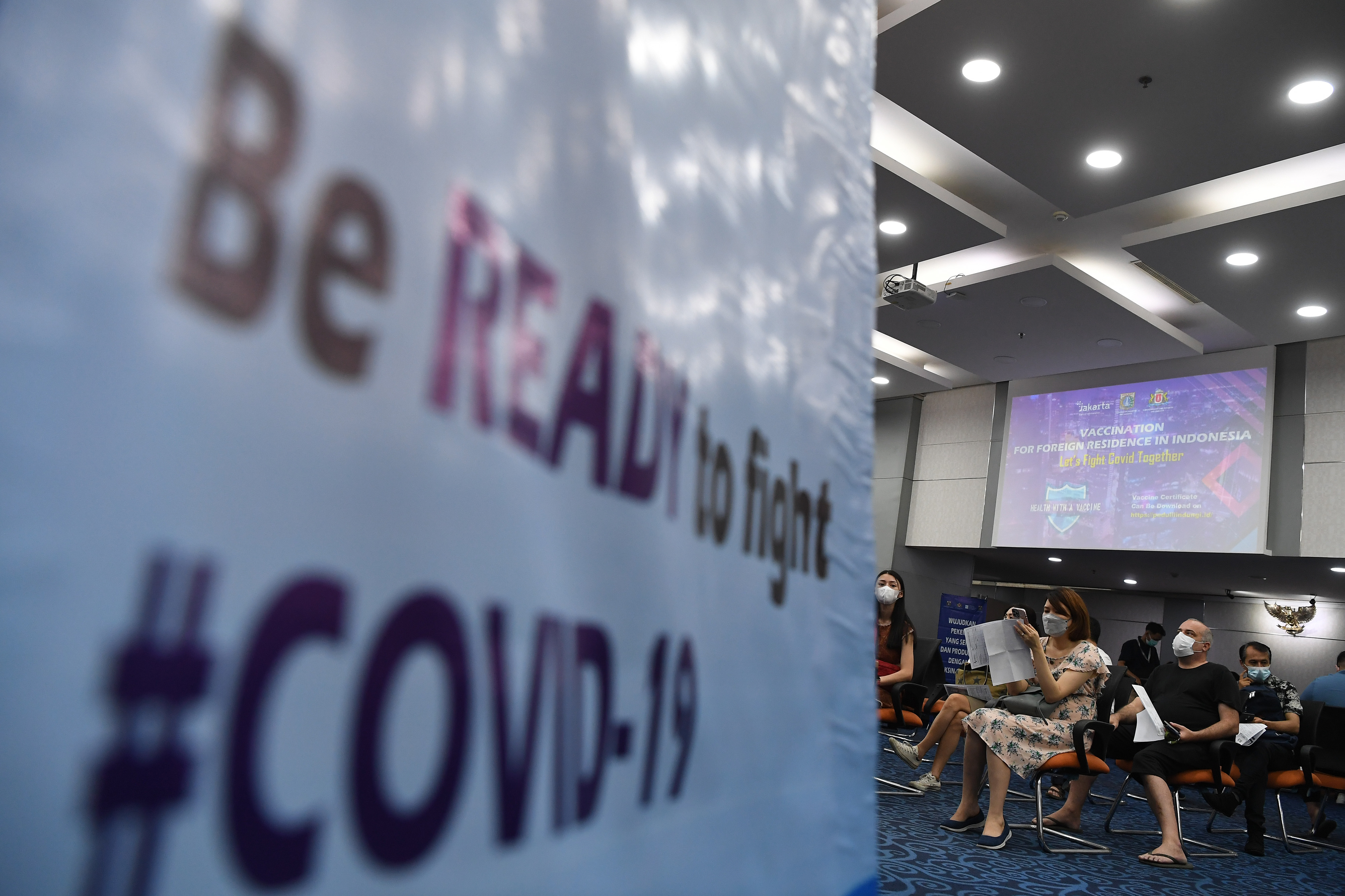 Vaksinasi Covid-19 Pertama Bagi WNA di Jakarta